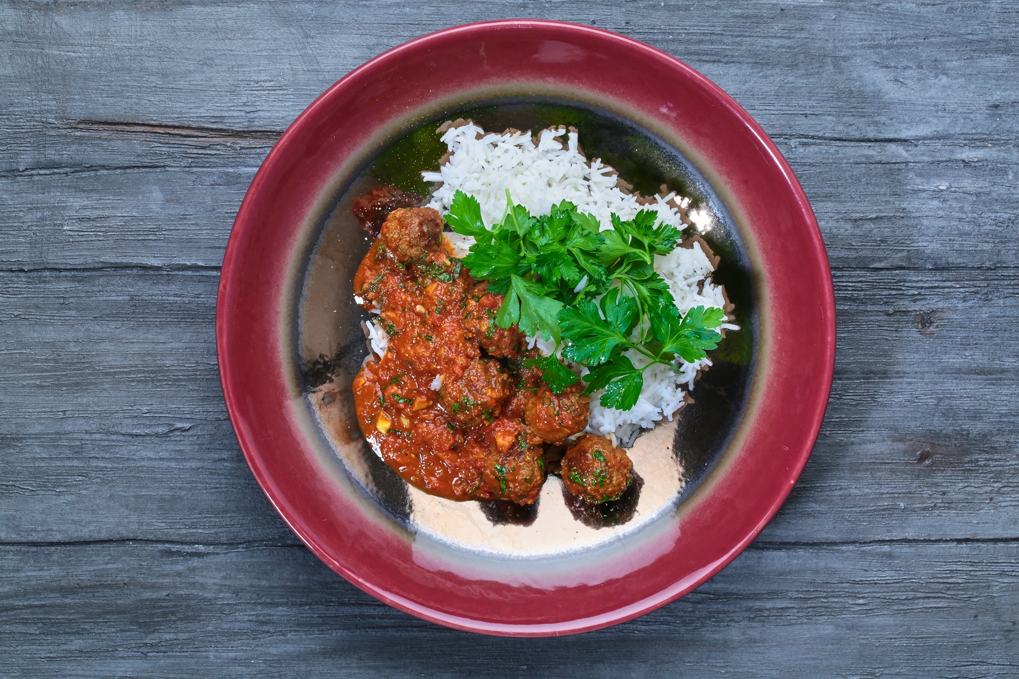 Iberiske kødboller med tomatsauce, ris og salat