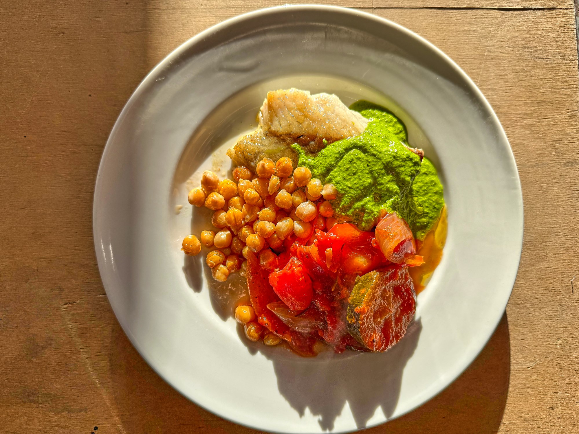 Bagt lange med ratatouille og sauce verde