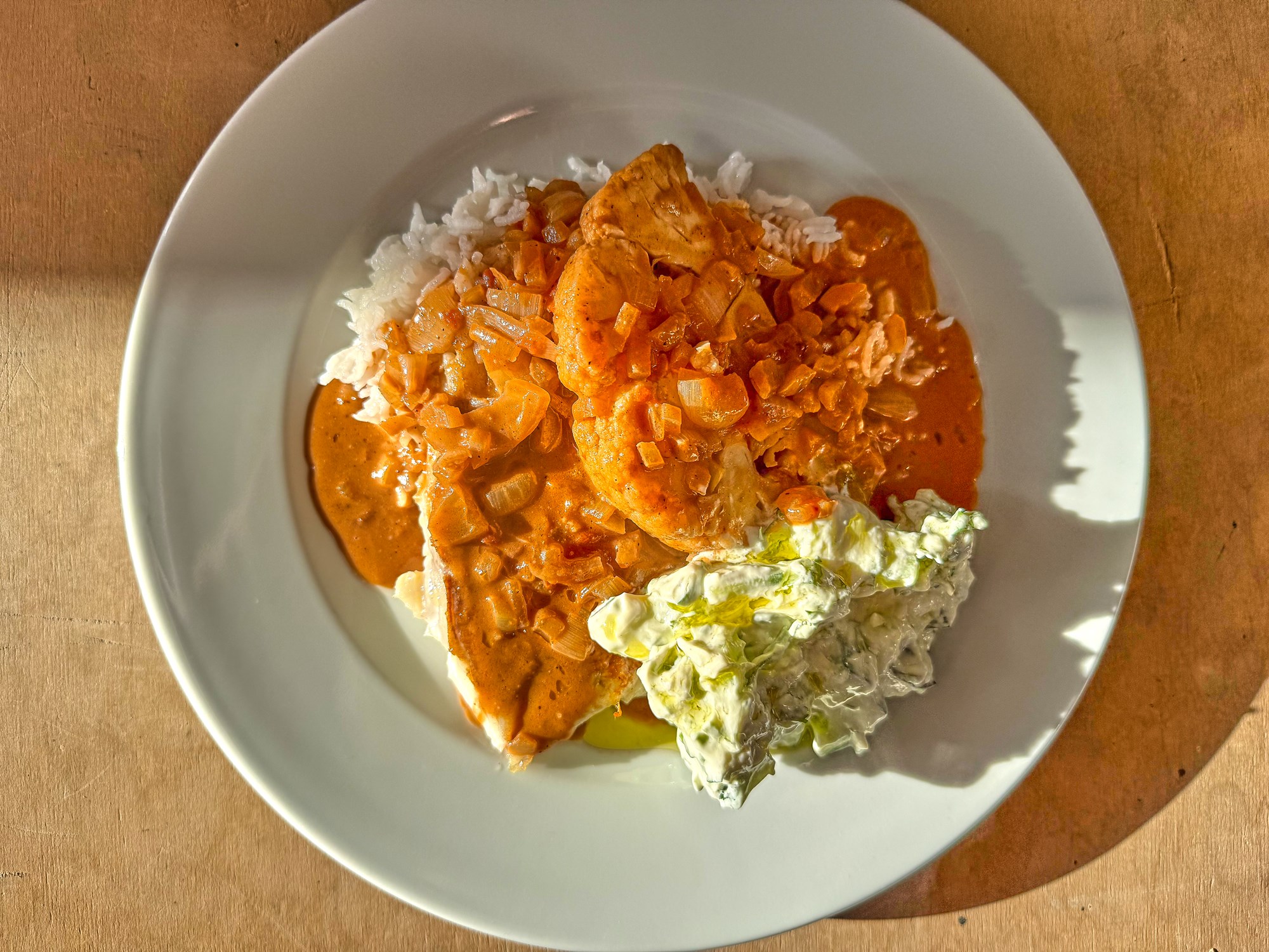Tikka masala og agurkesalat med yoghurt