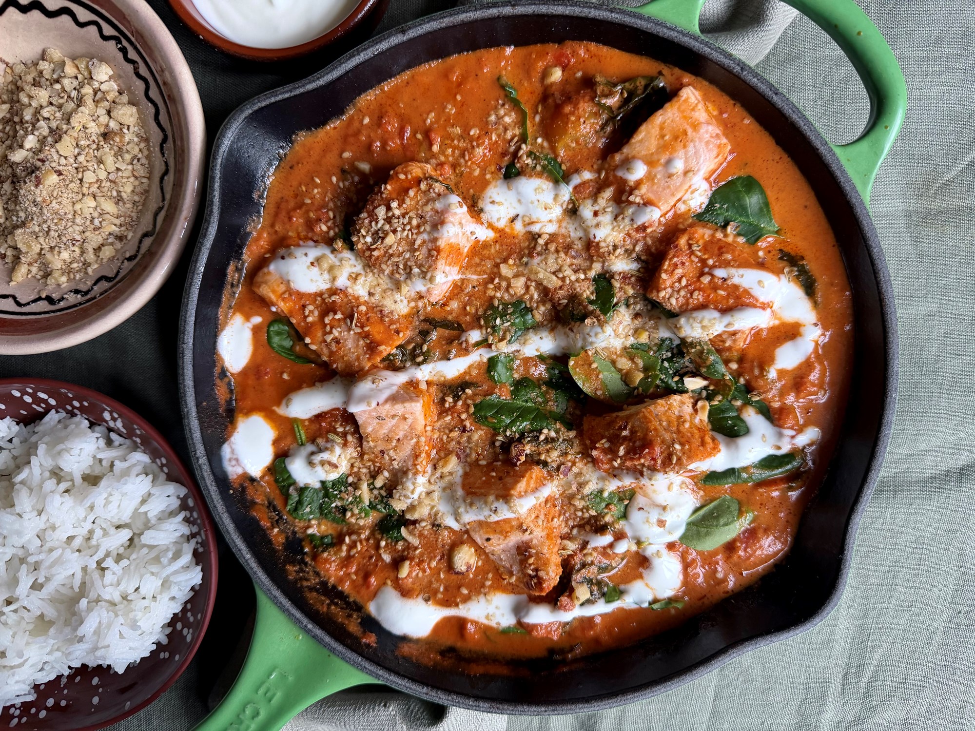 Laks i spicy, cremet tomatsauce med dukkah og spinat