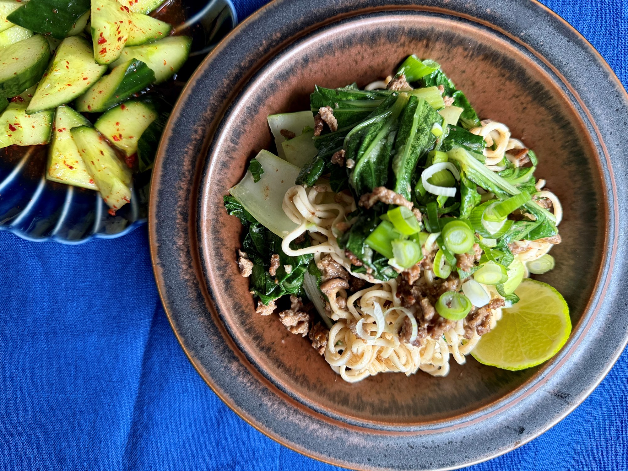 Nudler med oksekød, peanutbutter, pak choy og agurkesalat