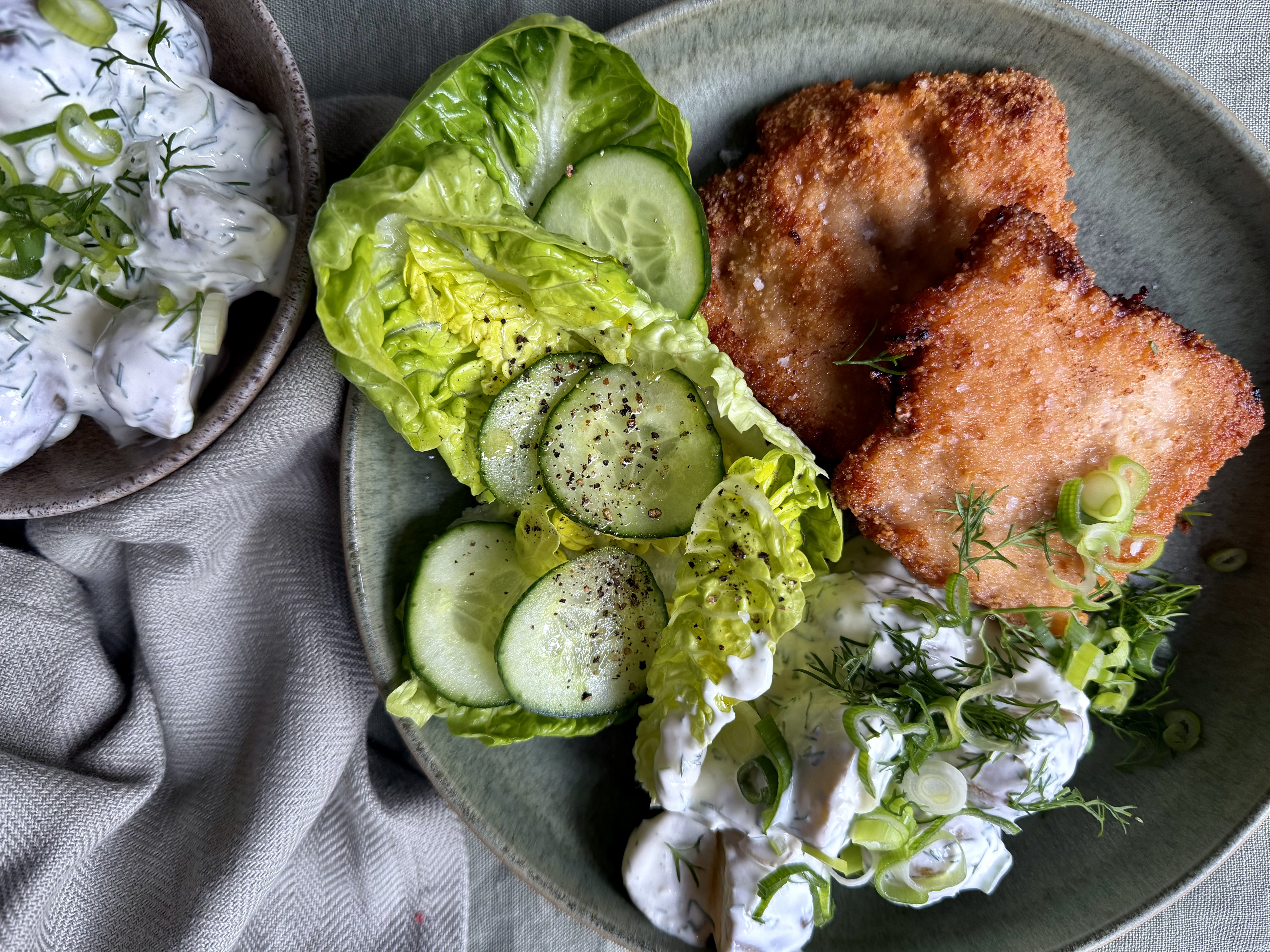 Almost schnitzel med kartoffelsalat og sprød salat