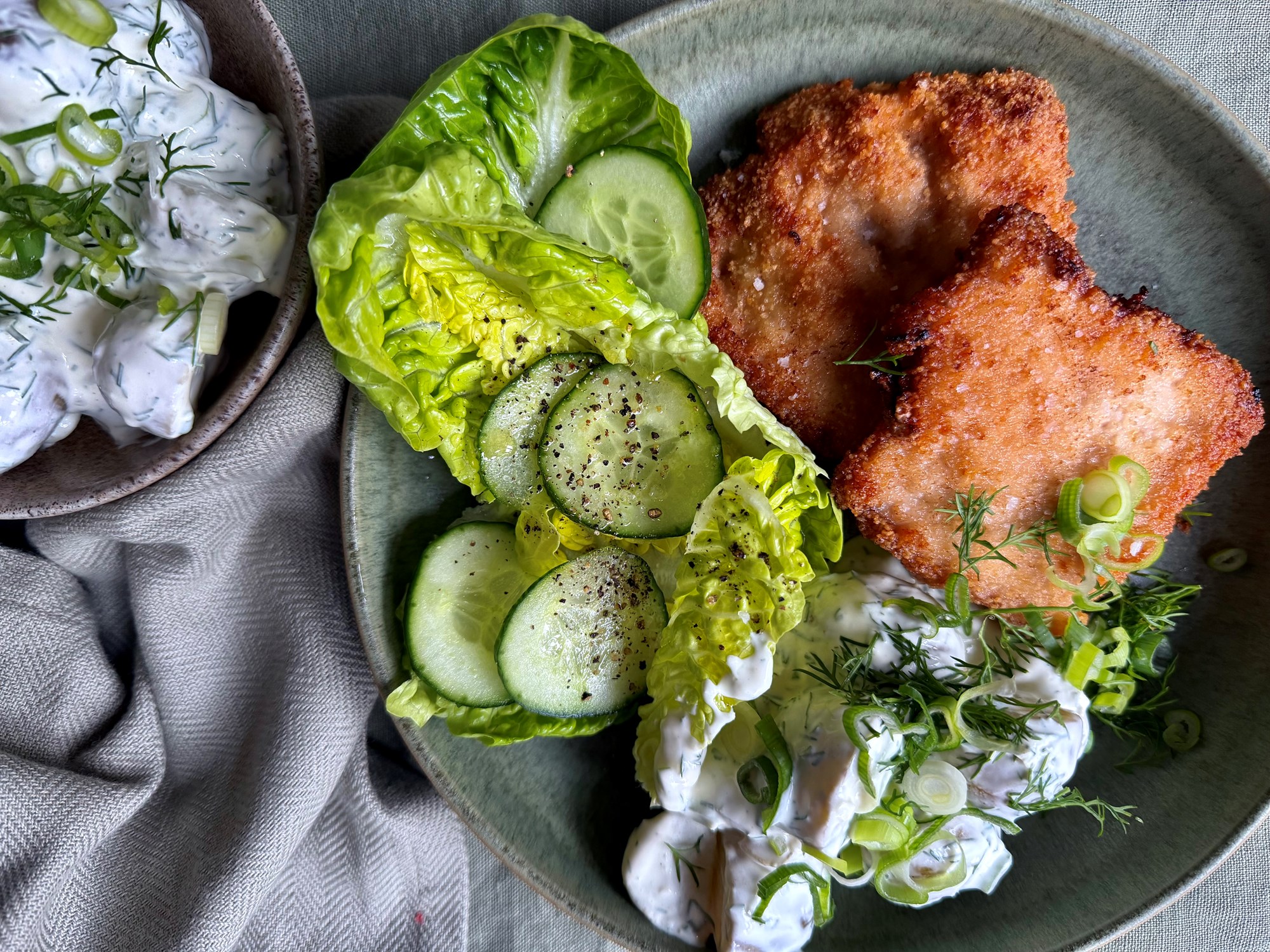 Almost schnitzel med kartoffelsalat og sprød salat