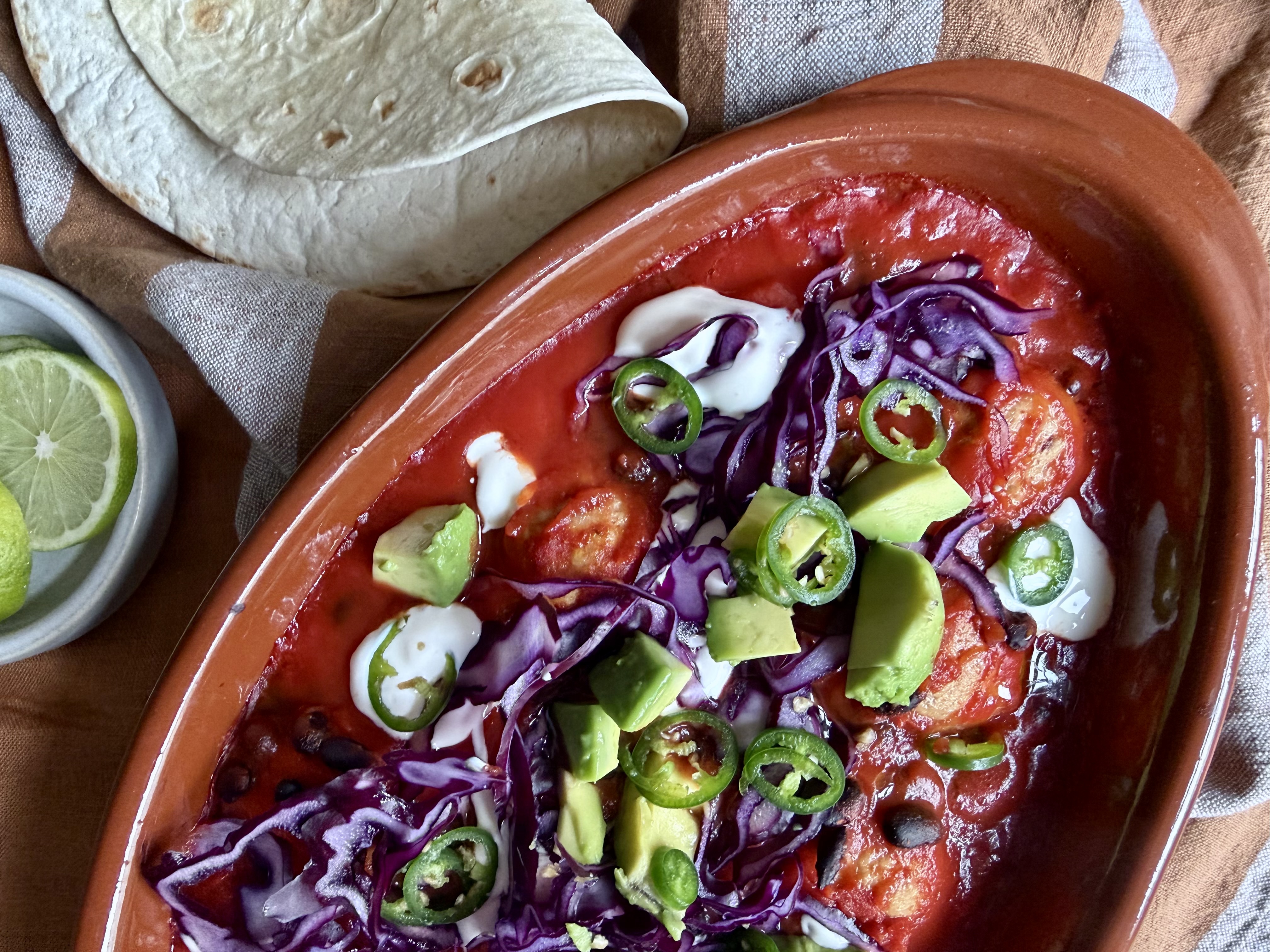 Spicy mexi style kødboller i tomatsauce med avokado og kål