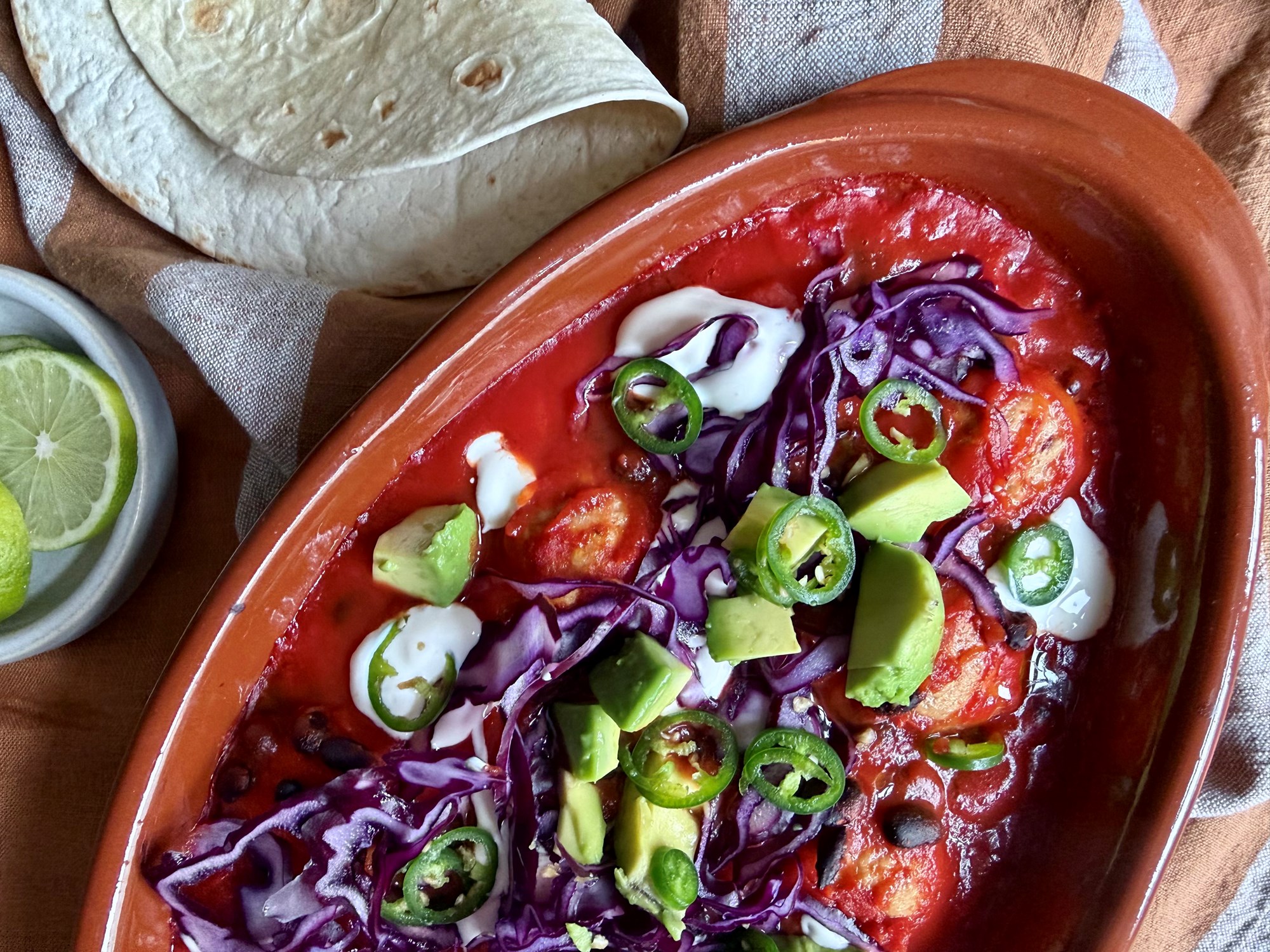 Spicy mexi style kødboller i tomatsauce med avokado og kål