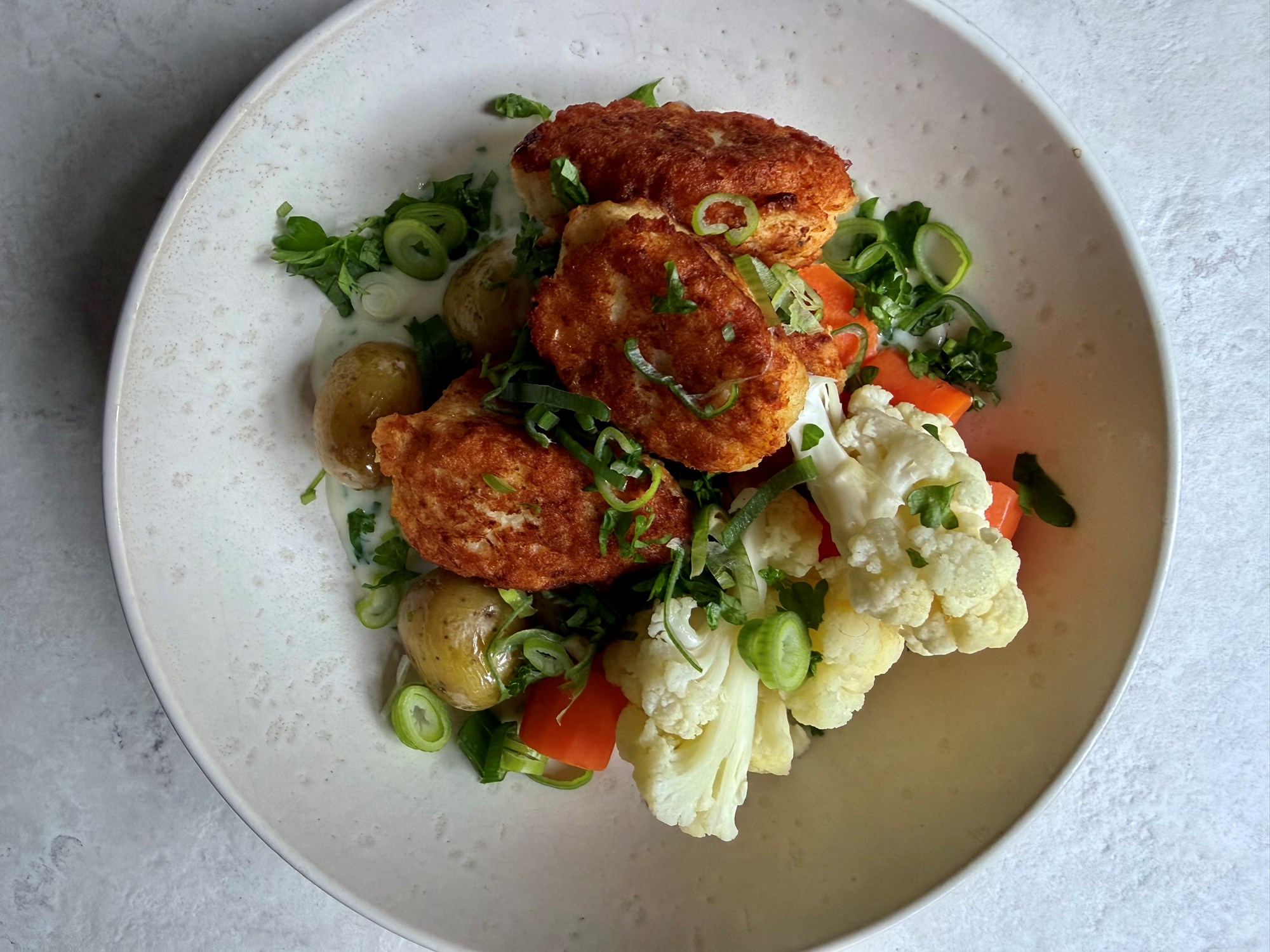 Fiskefrikadeller med kogte kartofler, persillesovs og blomkål
