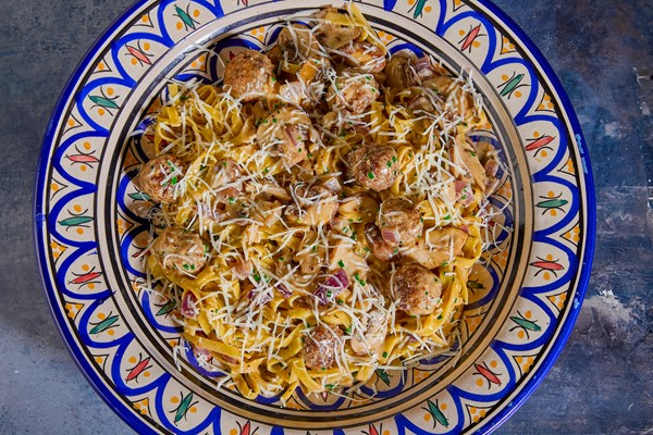 Polpette og fettuccine med svampesovs