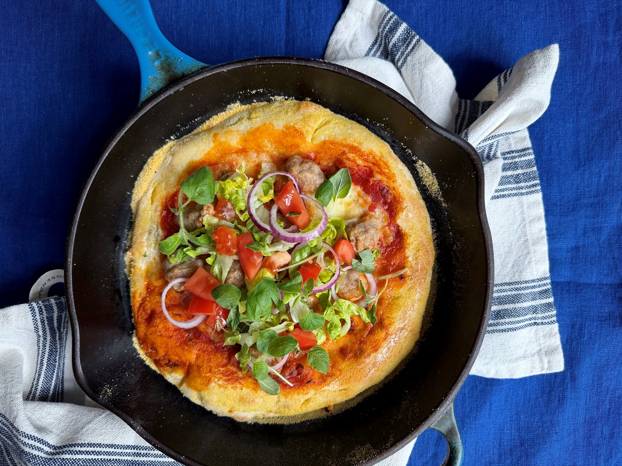 Deep pan meatball pizza med salat
