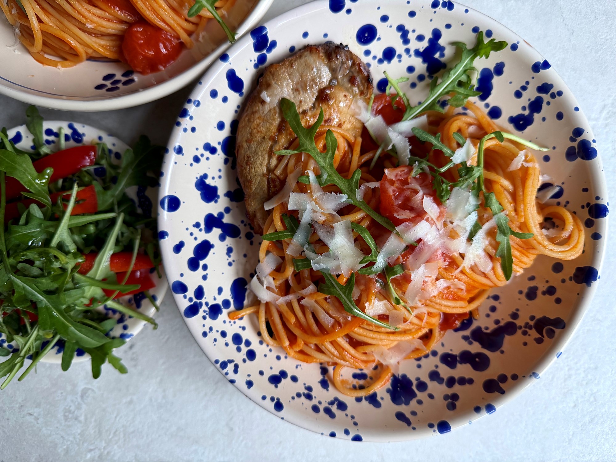 Koteletter og pasta med tomat og parmesan
