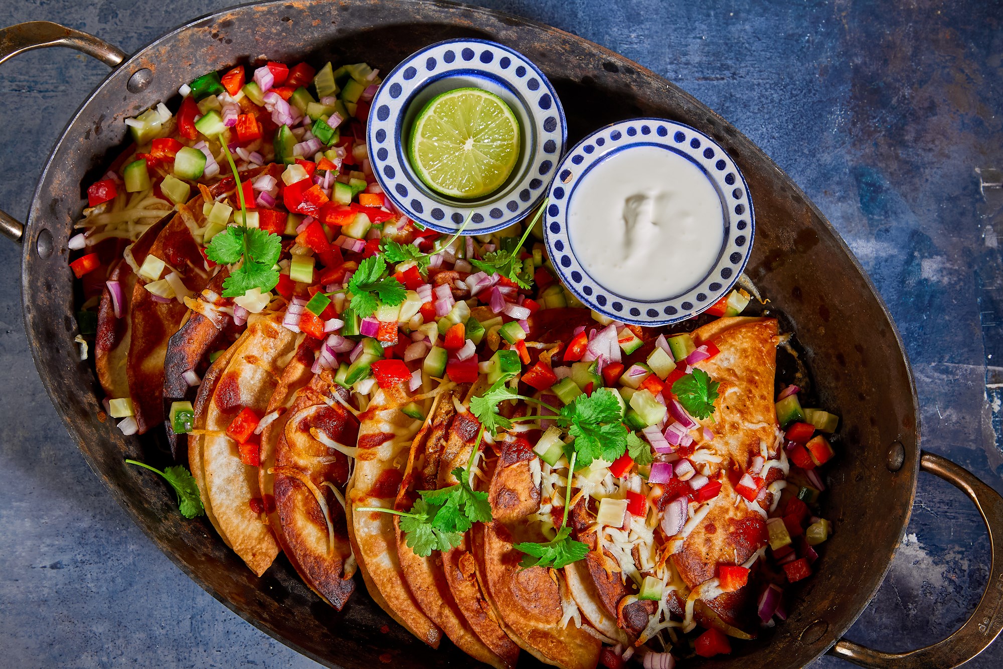 Sprøde quesadillas med fajitastegt kylling og salat af agurk & peberfrugt
