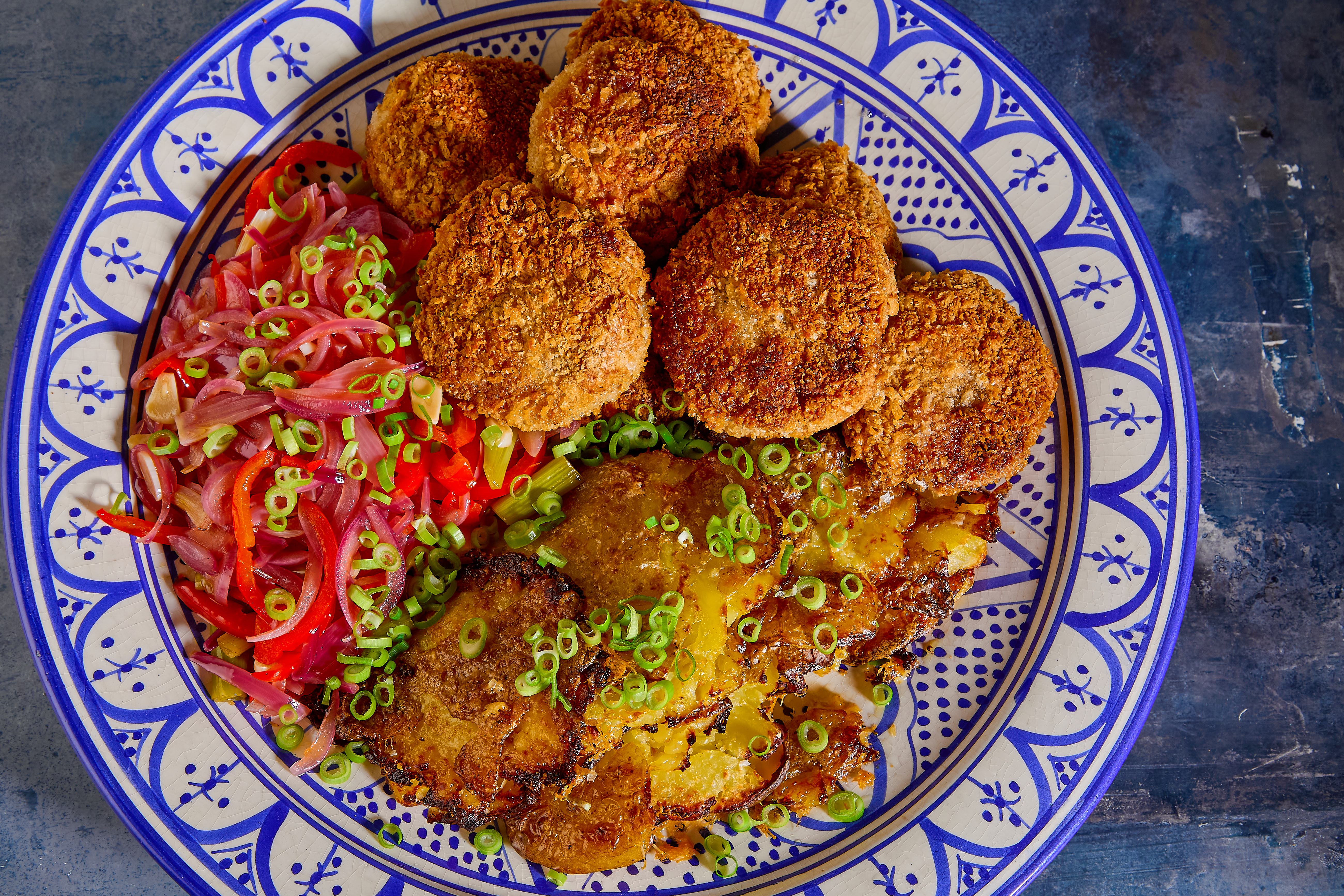 Karbonade med smashed potatoes og lun rødløgs-peberfrugtrelish