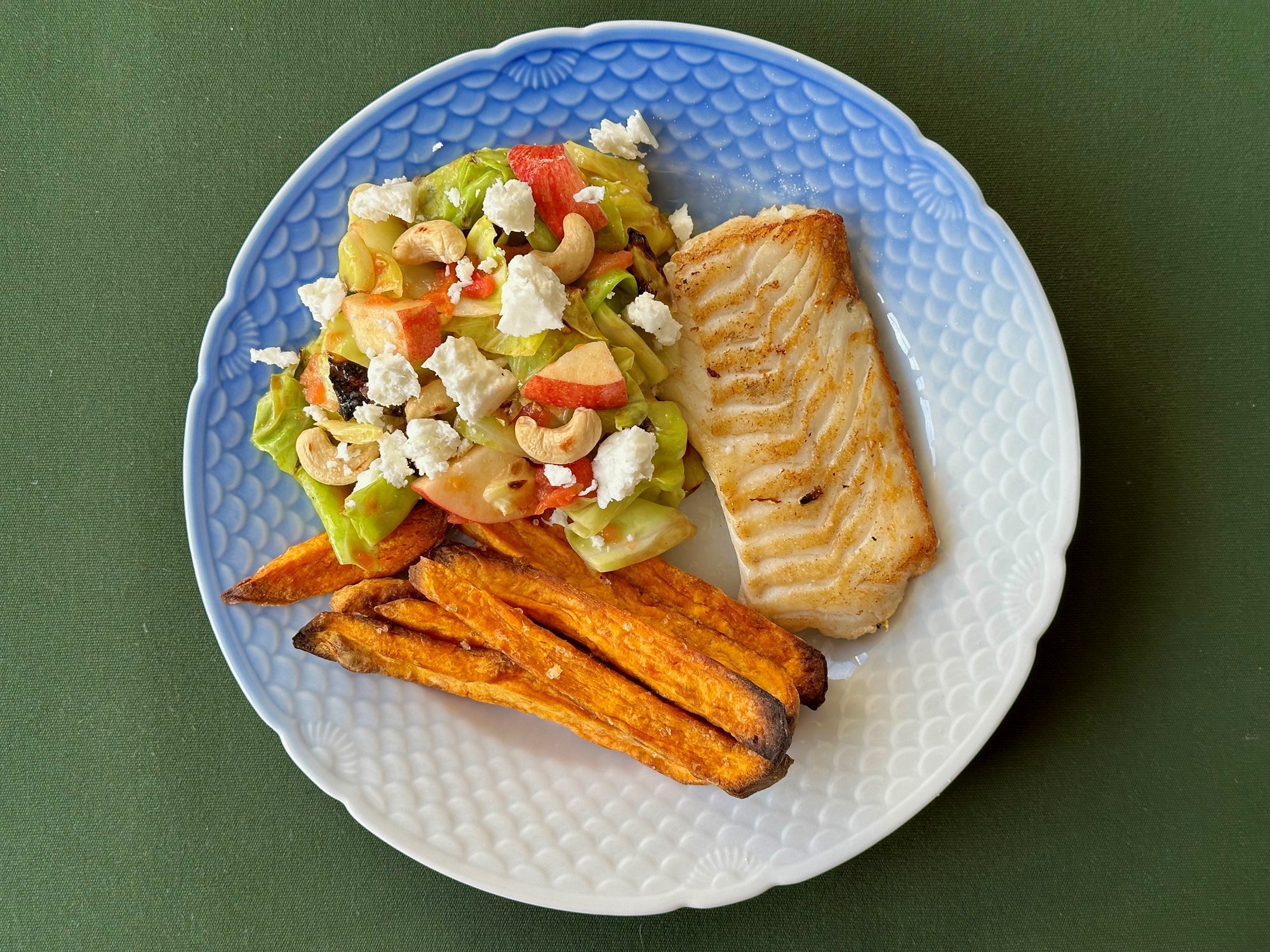 Stegt hvilling med sødekartofler, cashewnødder og kotaost