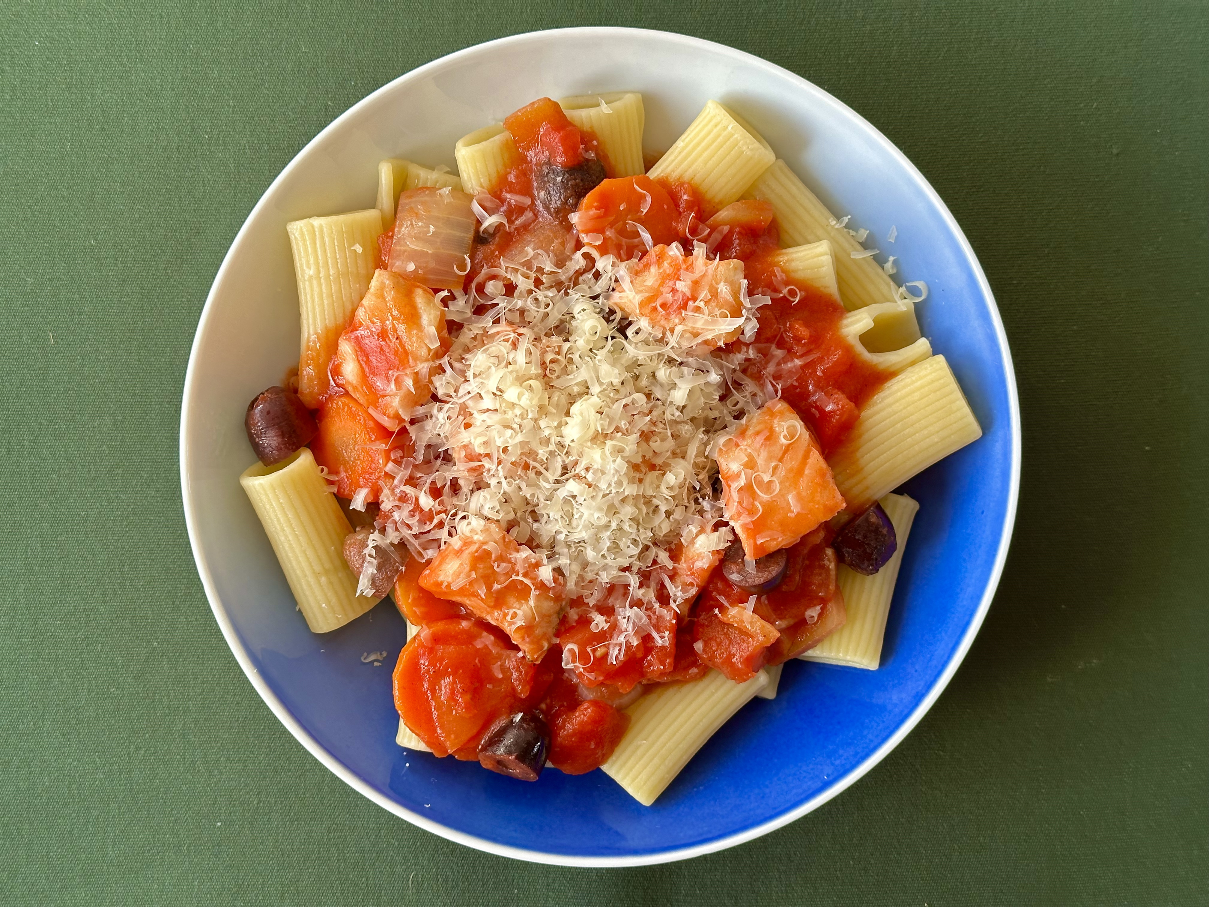 Pasta putanesca med torsk, kalamata oliven og krystal ost