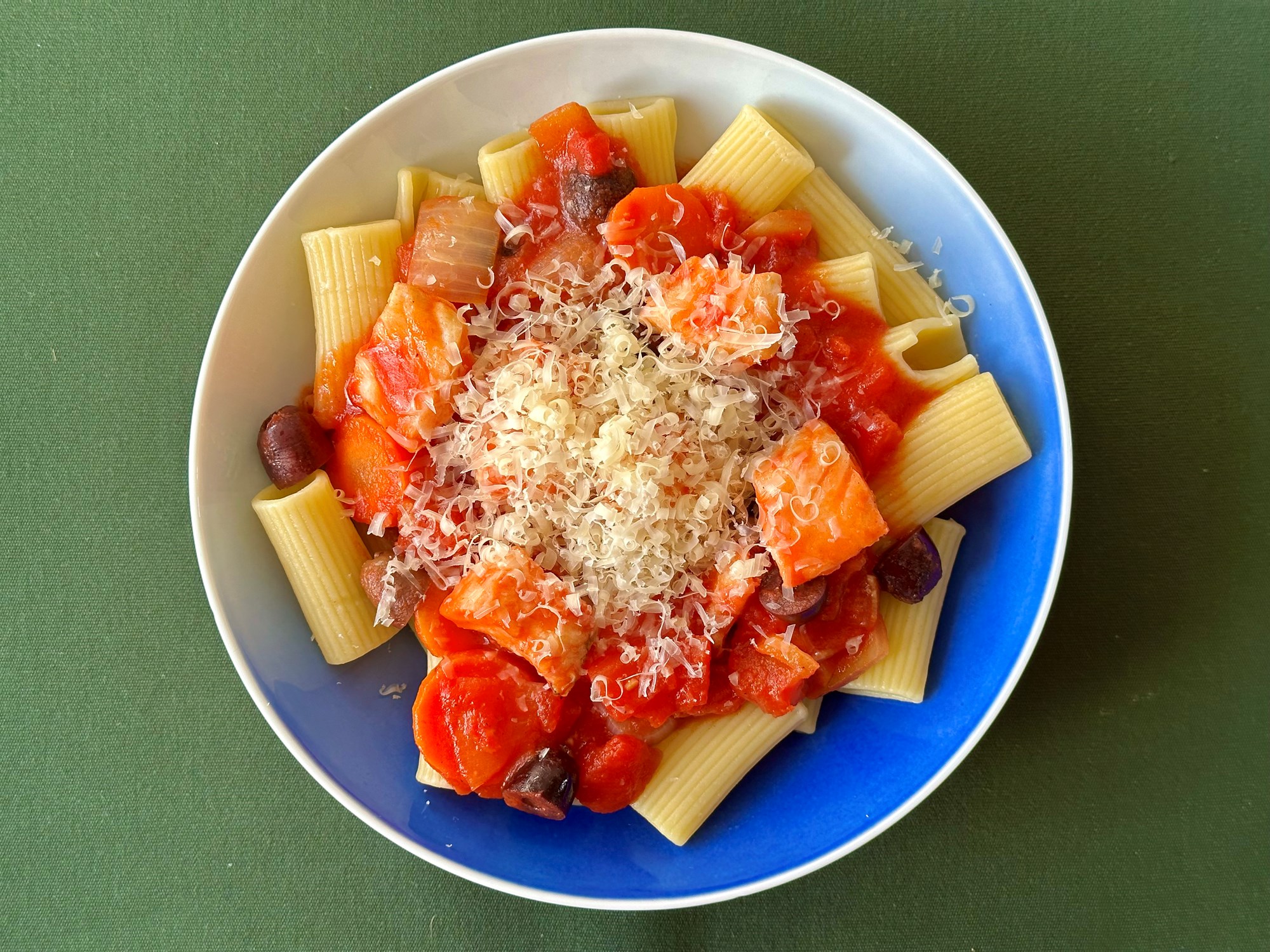 Pasta putanesca med torsk, kalamata oliven og krystal ost