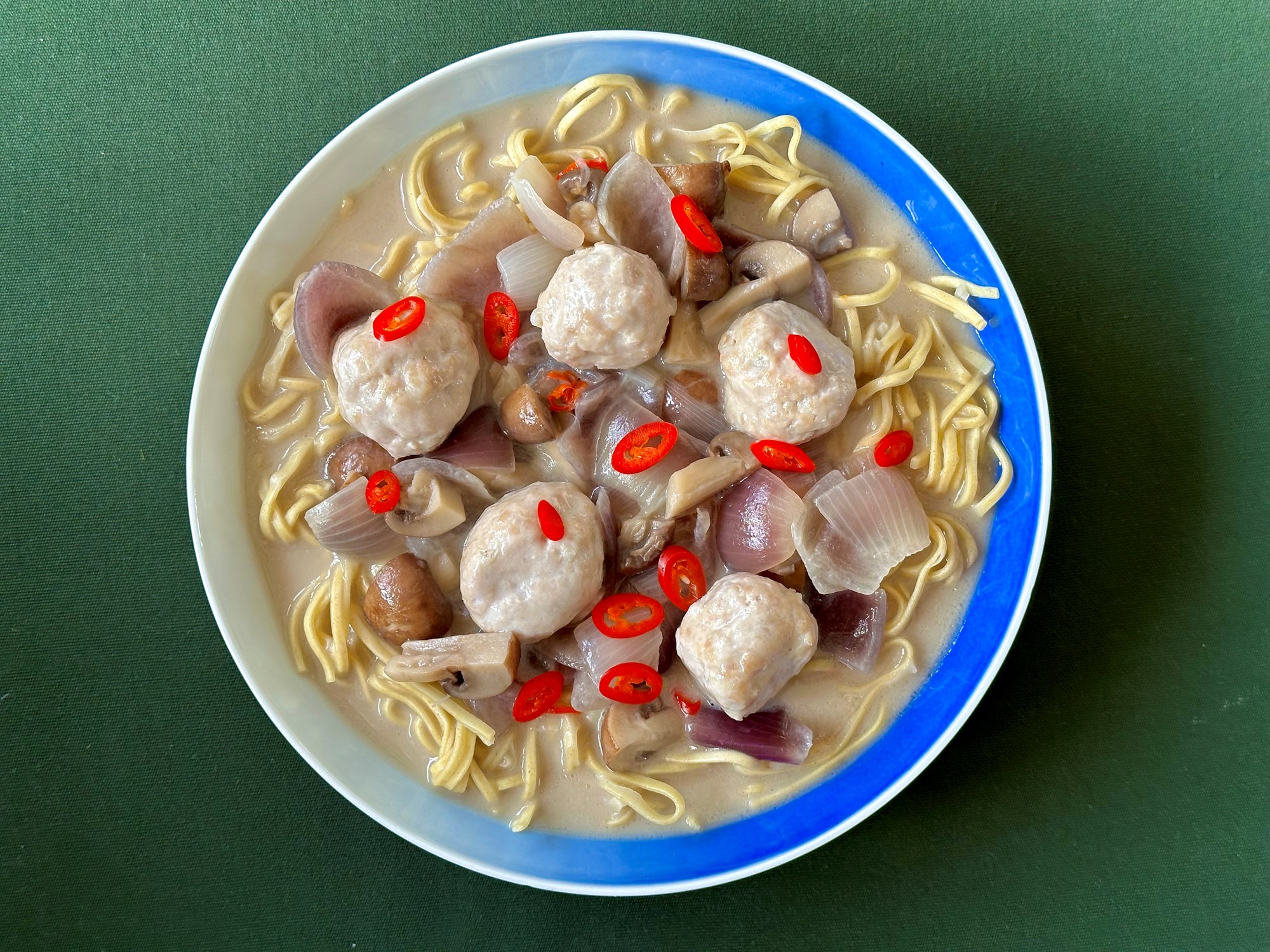 Tom kha suppe med hønsekødboller og rød chili