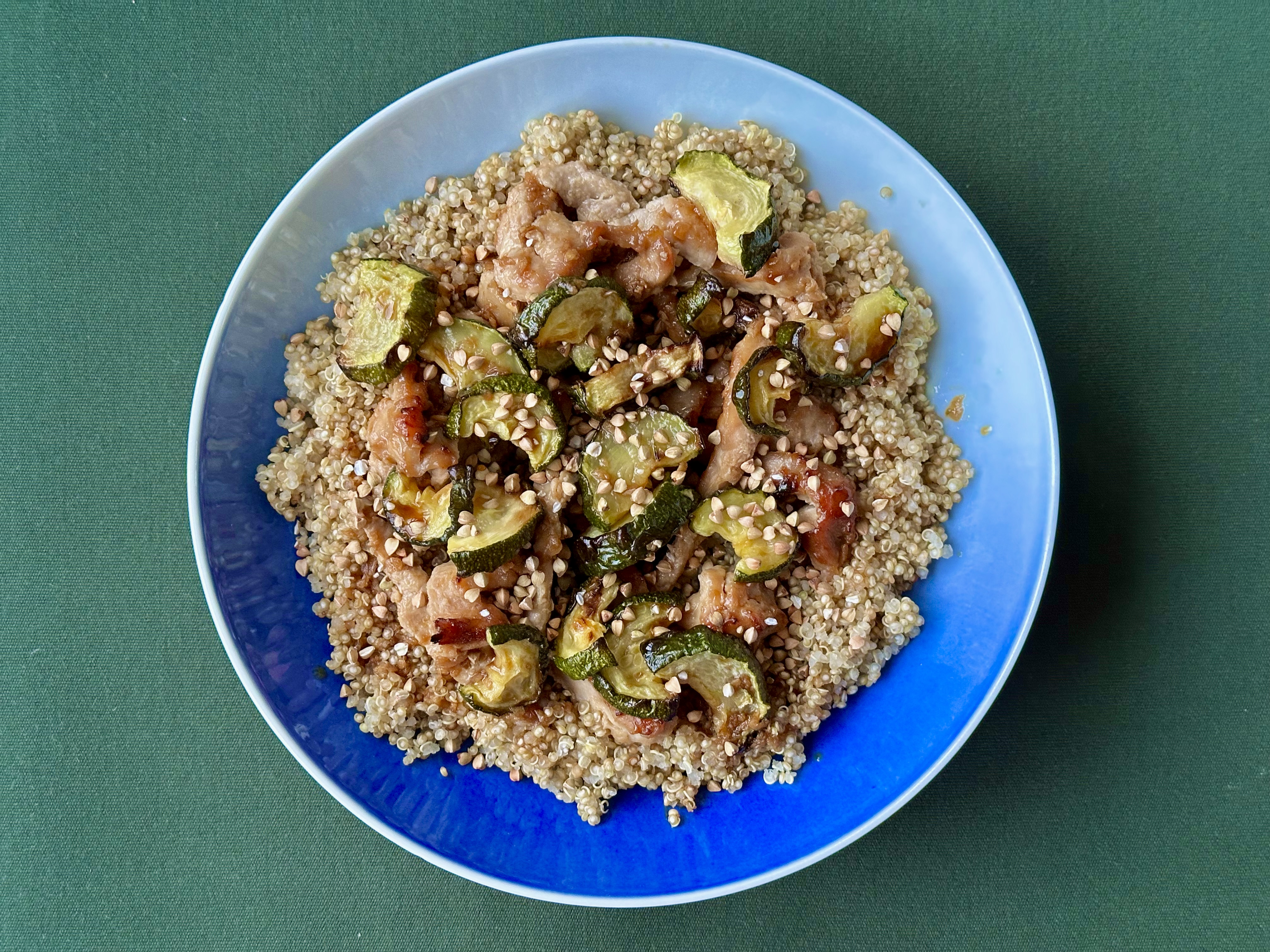 Misoglaseret grisekød i bowl med sprøde boghvedekerner