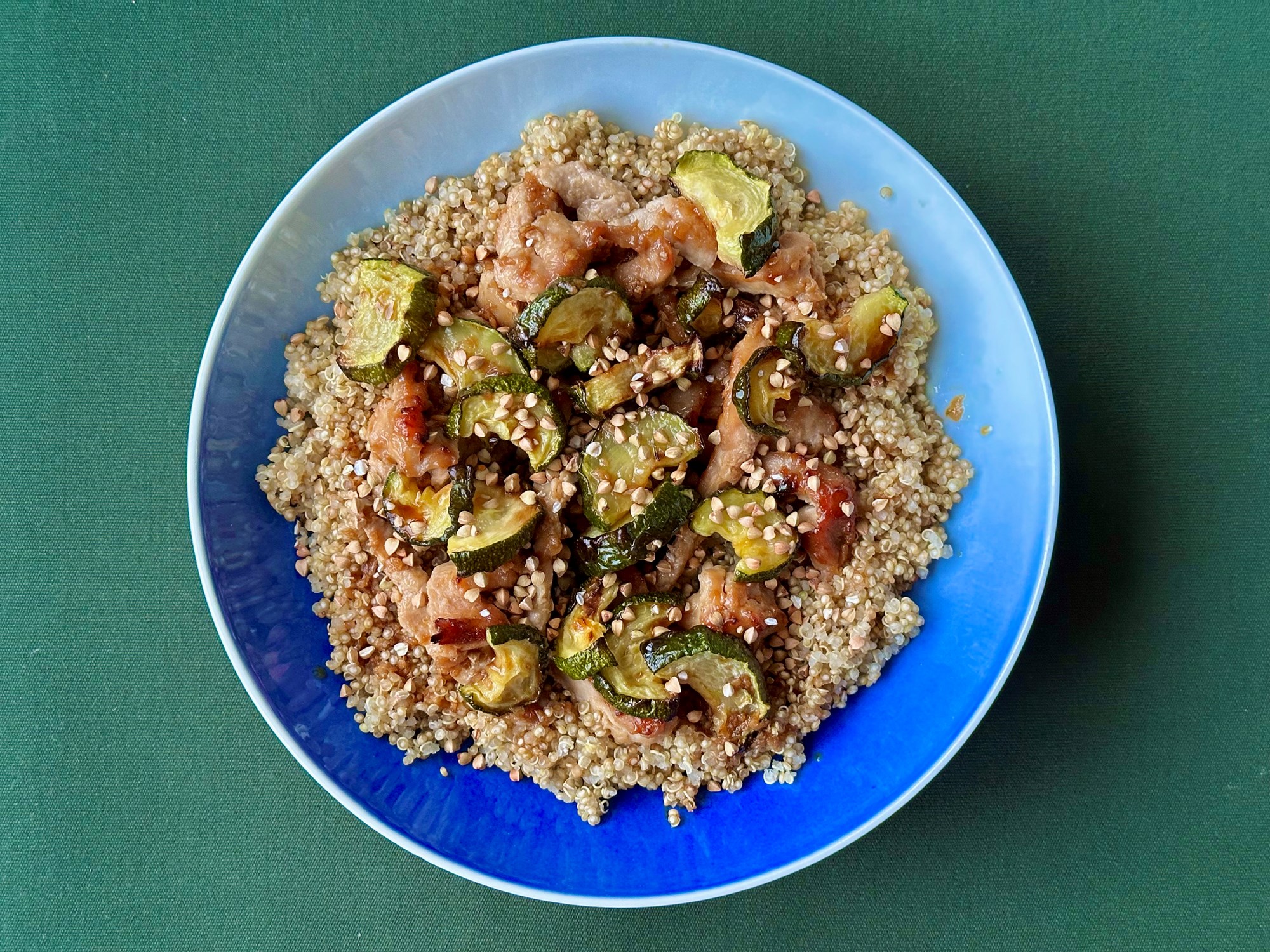 Misoglaseret grisekød i bowl med sprøde boghvedekerner