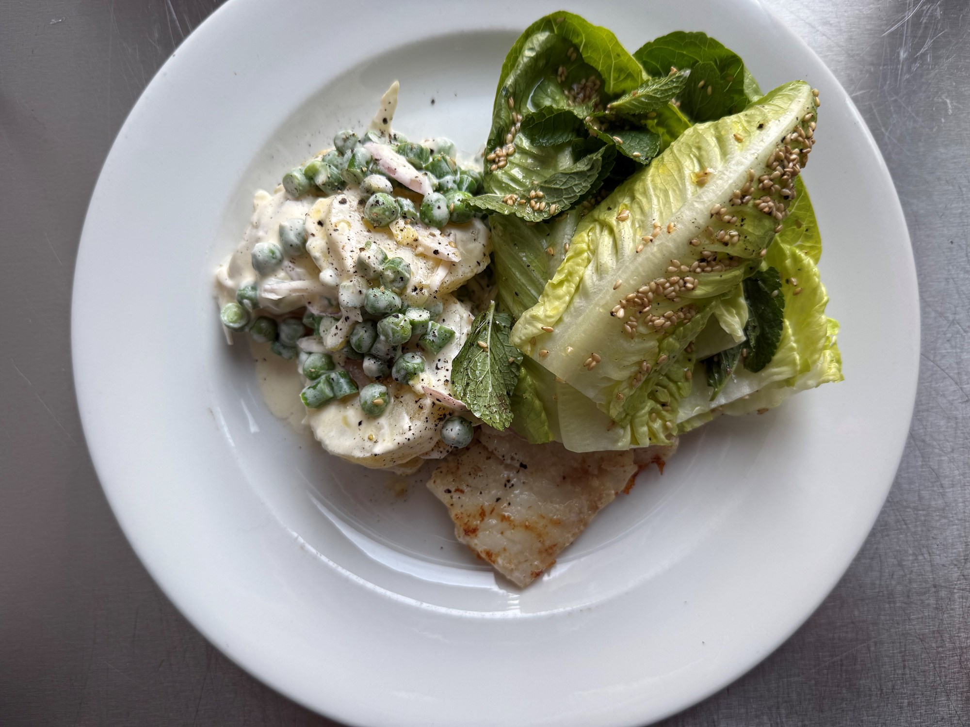 Hvillingfilet med kartoffelsalat og sprød salat
