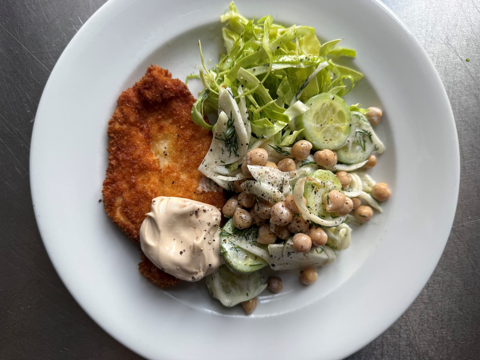 Friteret kylling med spidskål og kikærtesalat