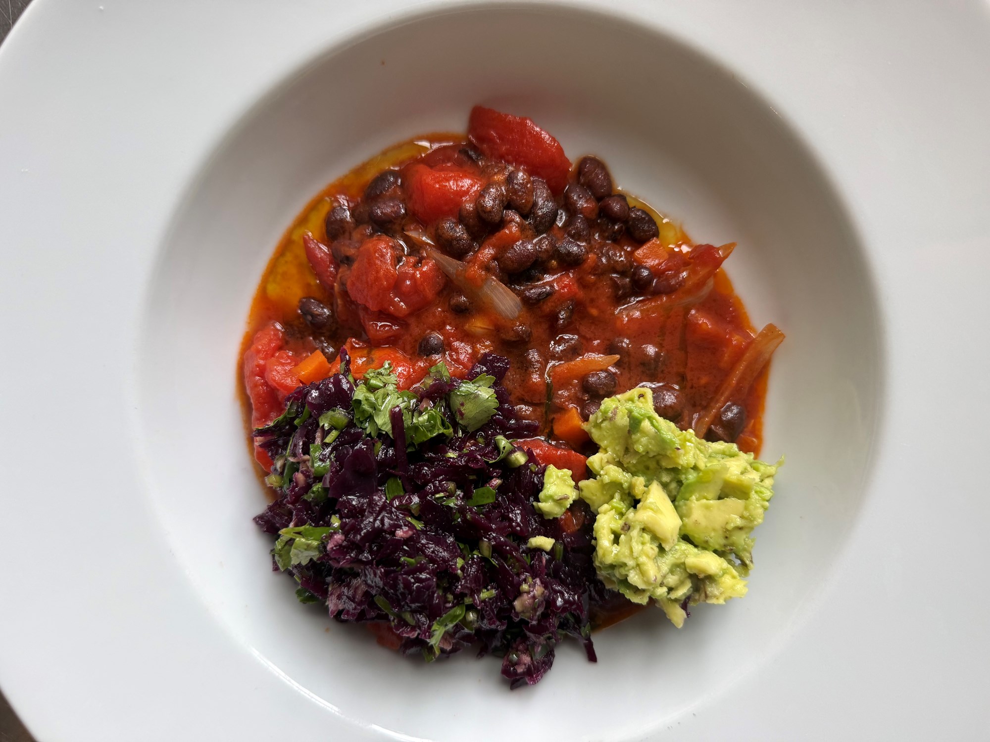 Bønnestew med cremet avokado og rødkålssalat