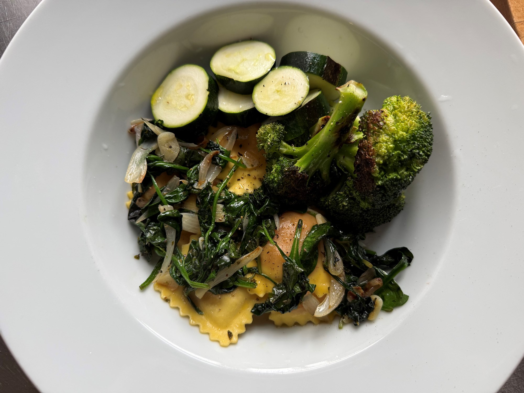 Ravioli med spinat, grillet zucchini og oliven