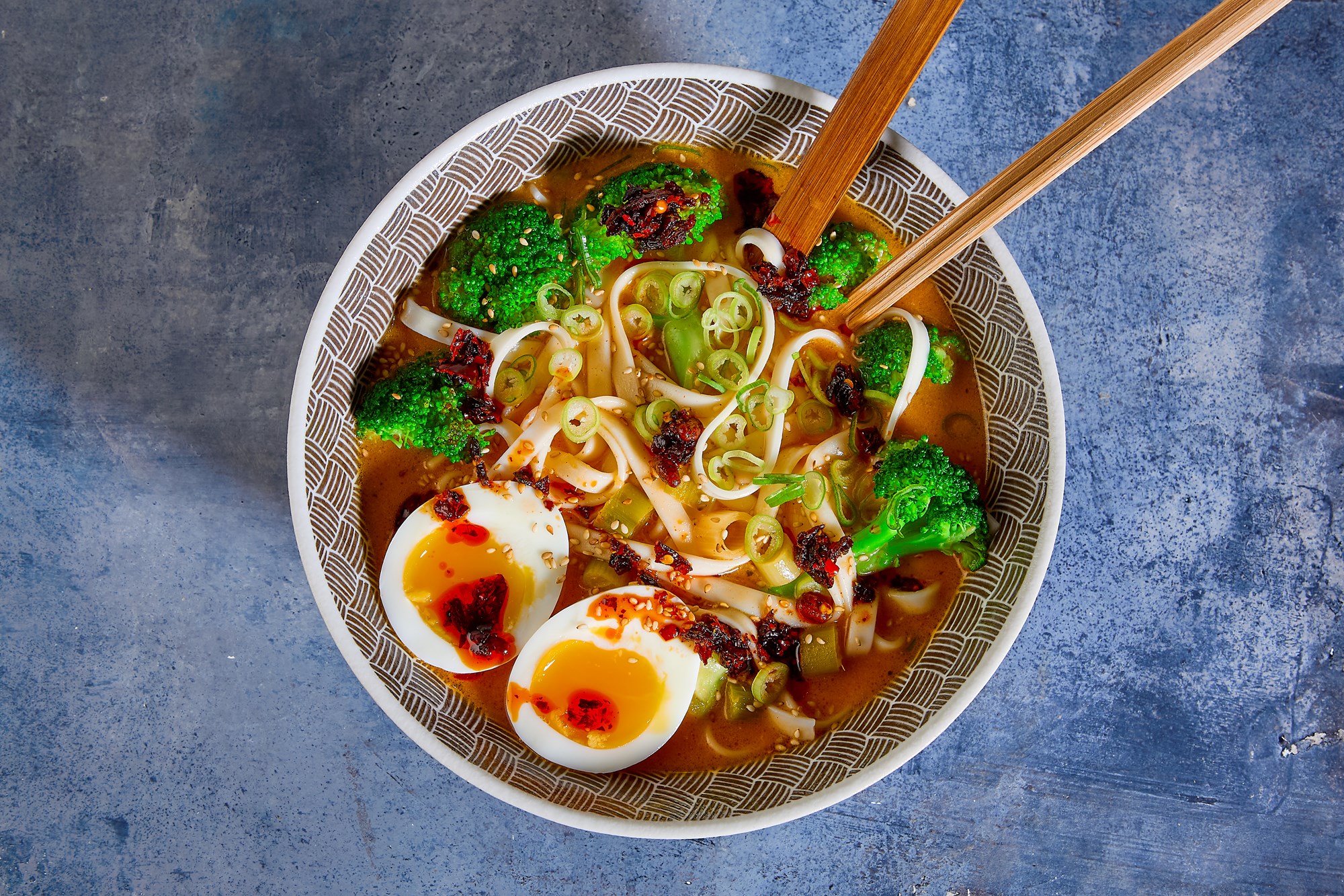 Gochujang ramen med udon og æg