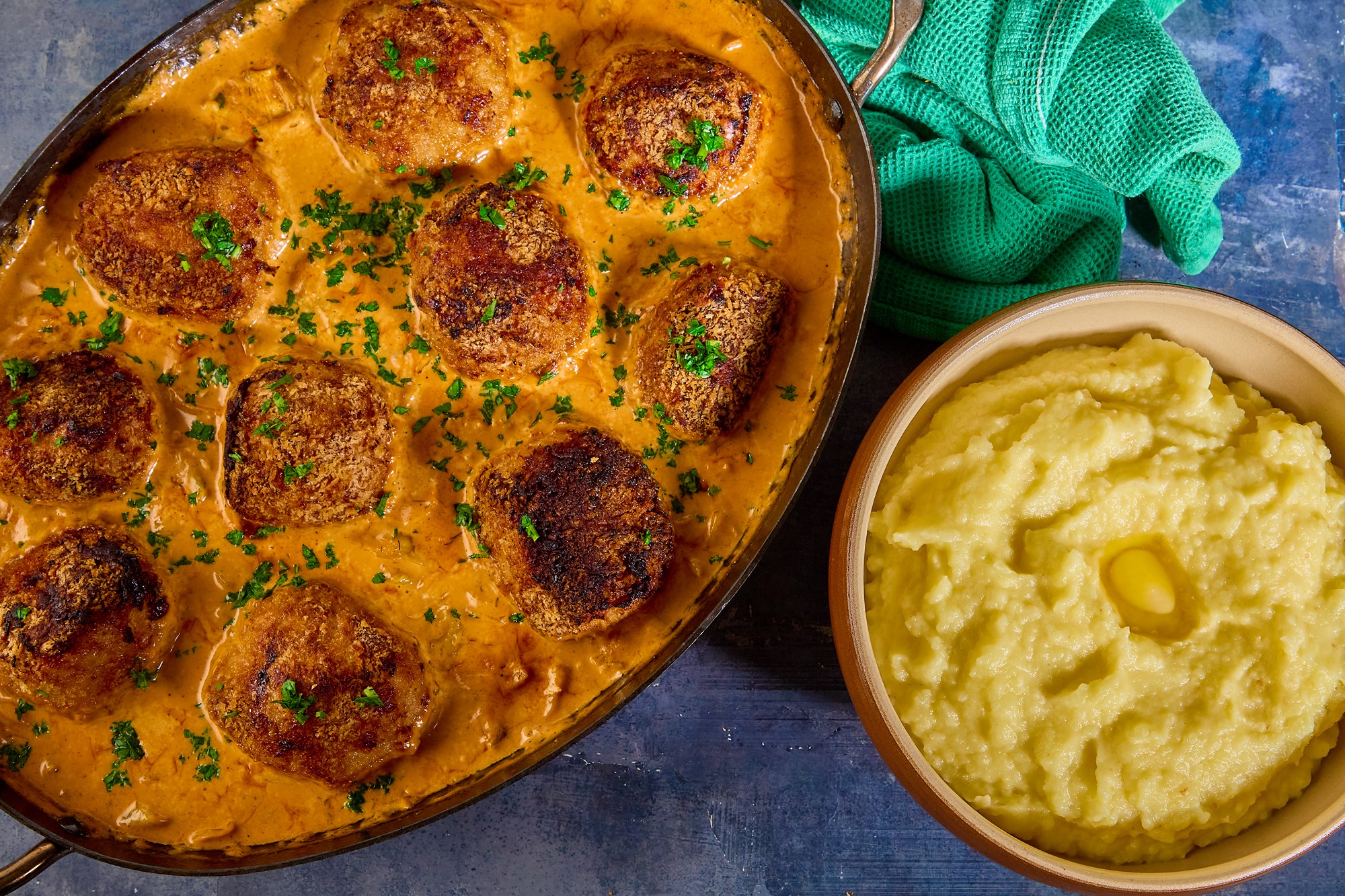 Ungarske kødboller i paprikasovs med kartoffelmos