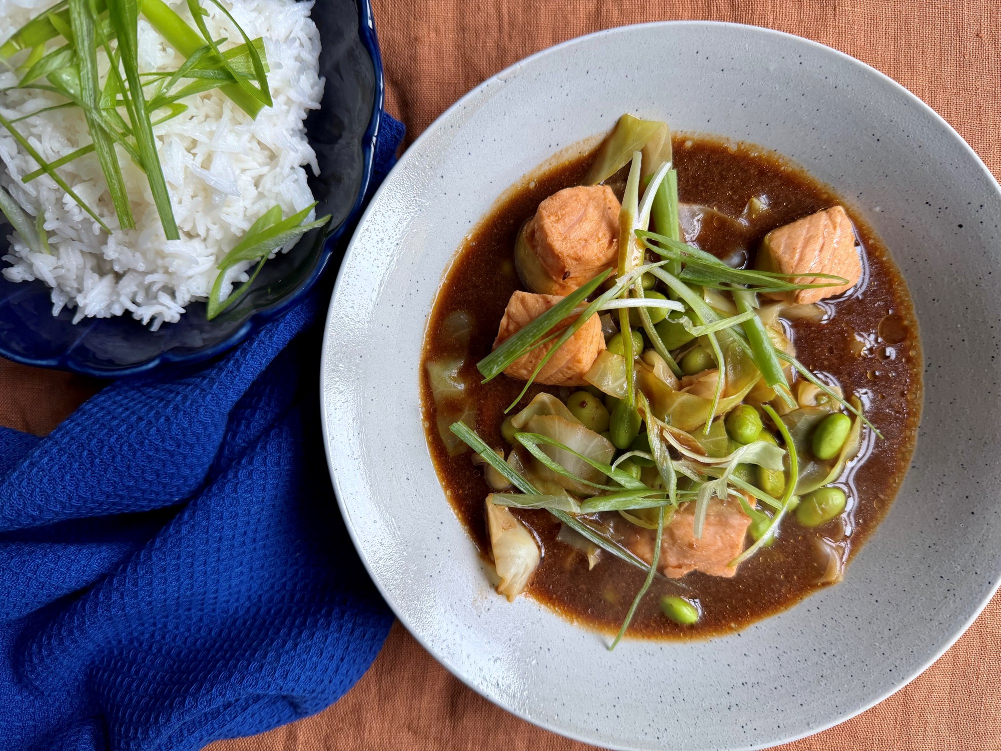 Spicy misosuppe med laks, mukimame og ris