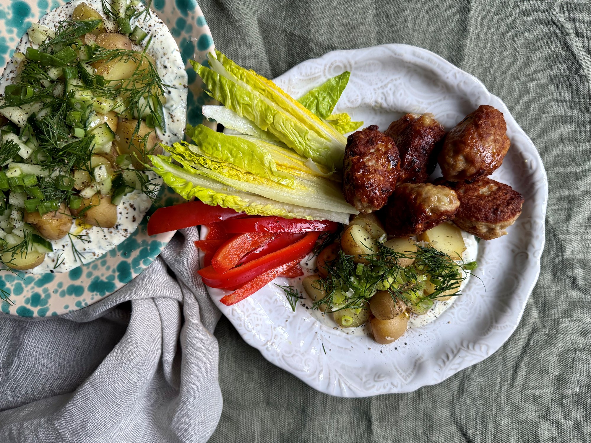 Frikadeller med urtecreme, sprød salat og kartofler