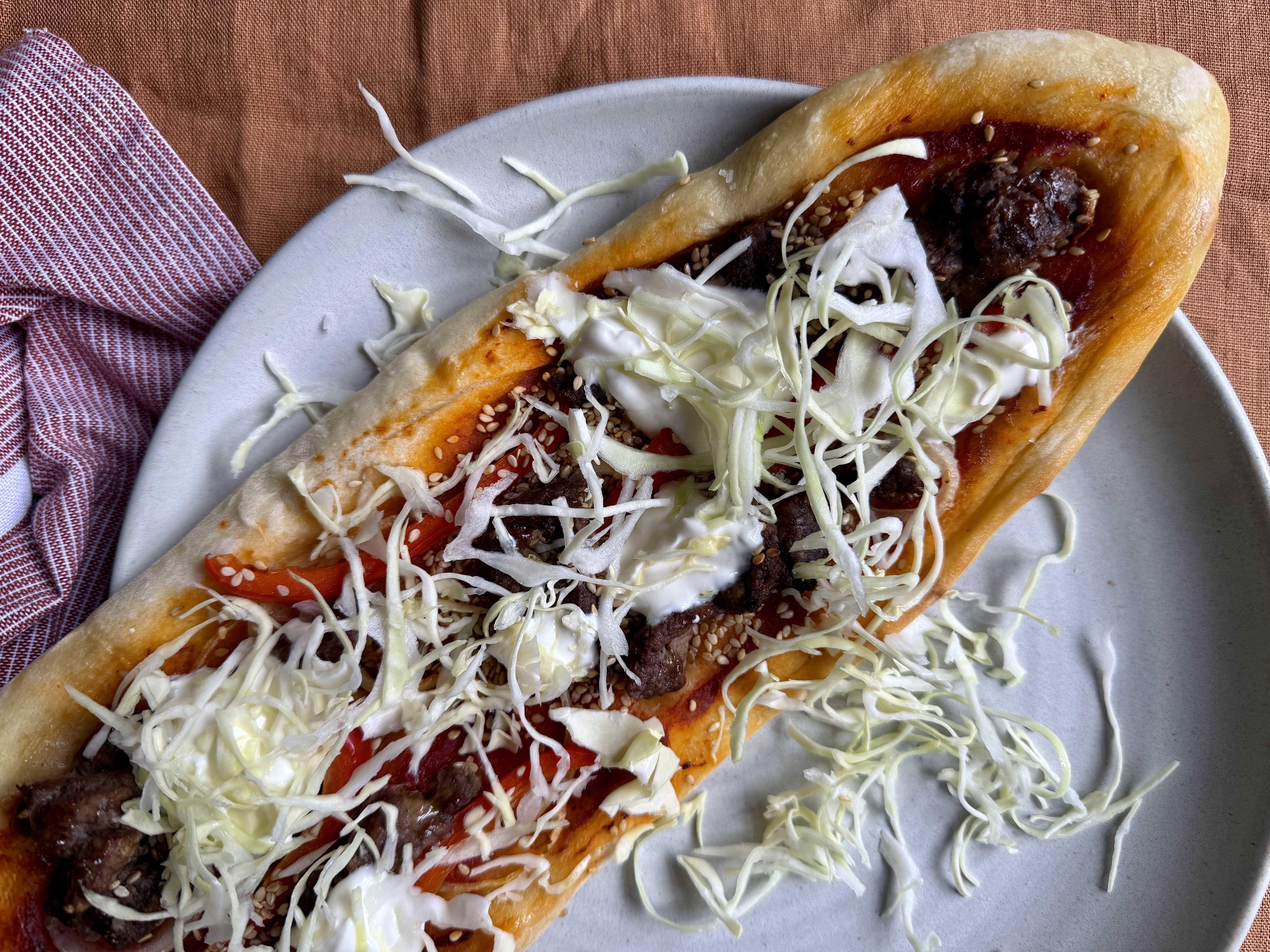 Tyrkisk-style pide pizza med strimler af oksekød og sesam