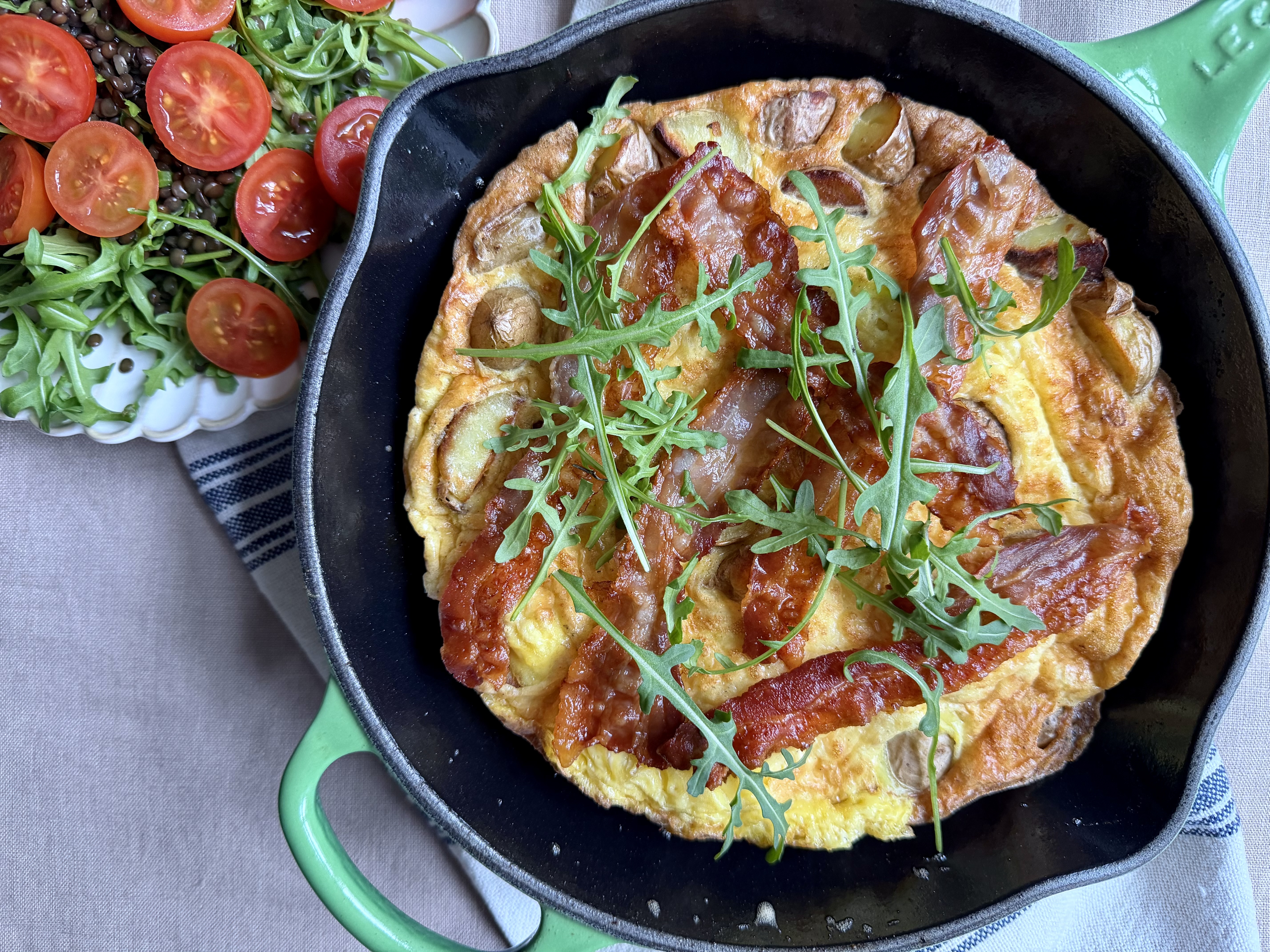 Frittata med parmesan, kartofler, bacon og salat med linser