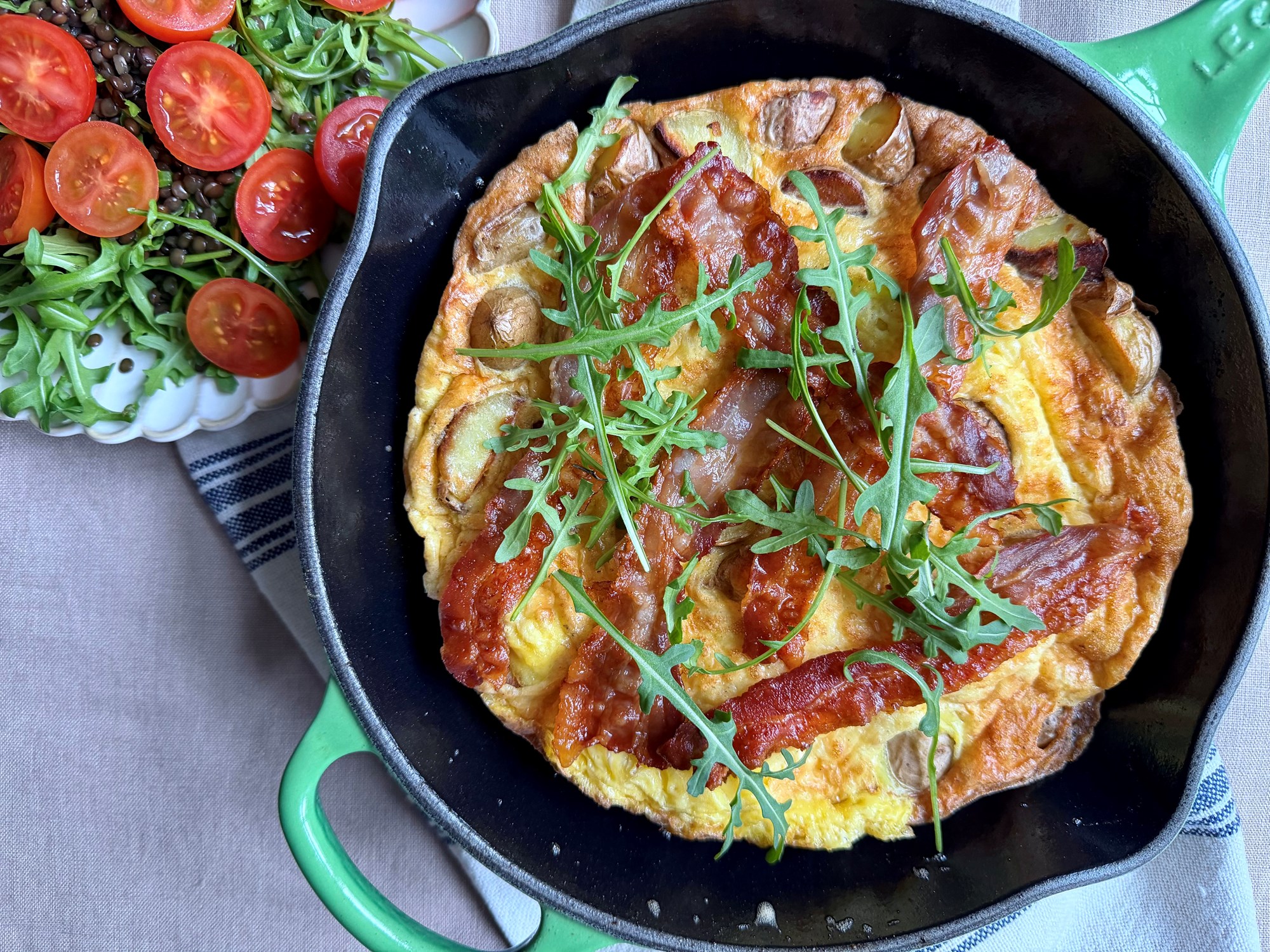 Fritatta med parmesan, kartofler, bacon og salat med linser