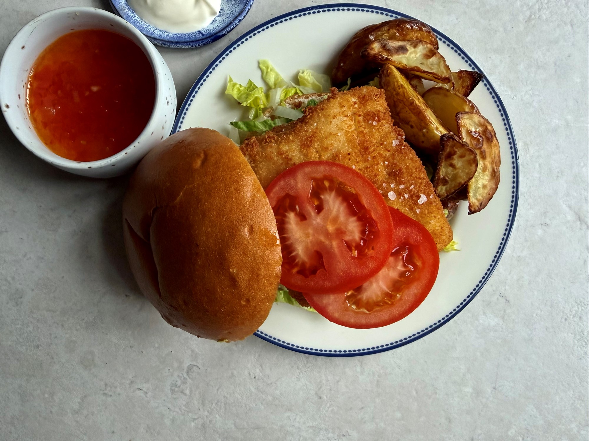 Fiskeburger med tomatrelish og ovnkartofler