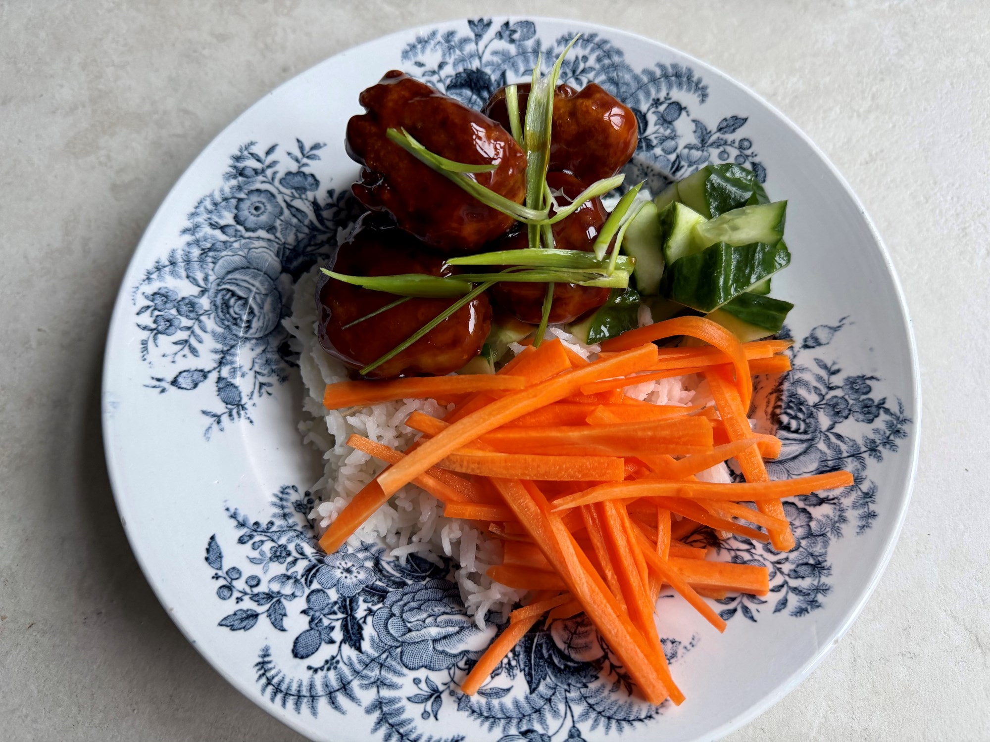 Kødboller med teriyaki, ris og agurkesalat