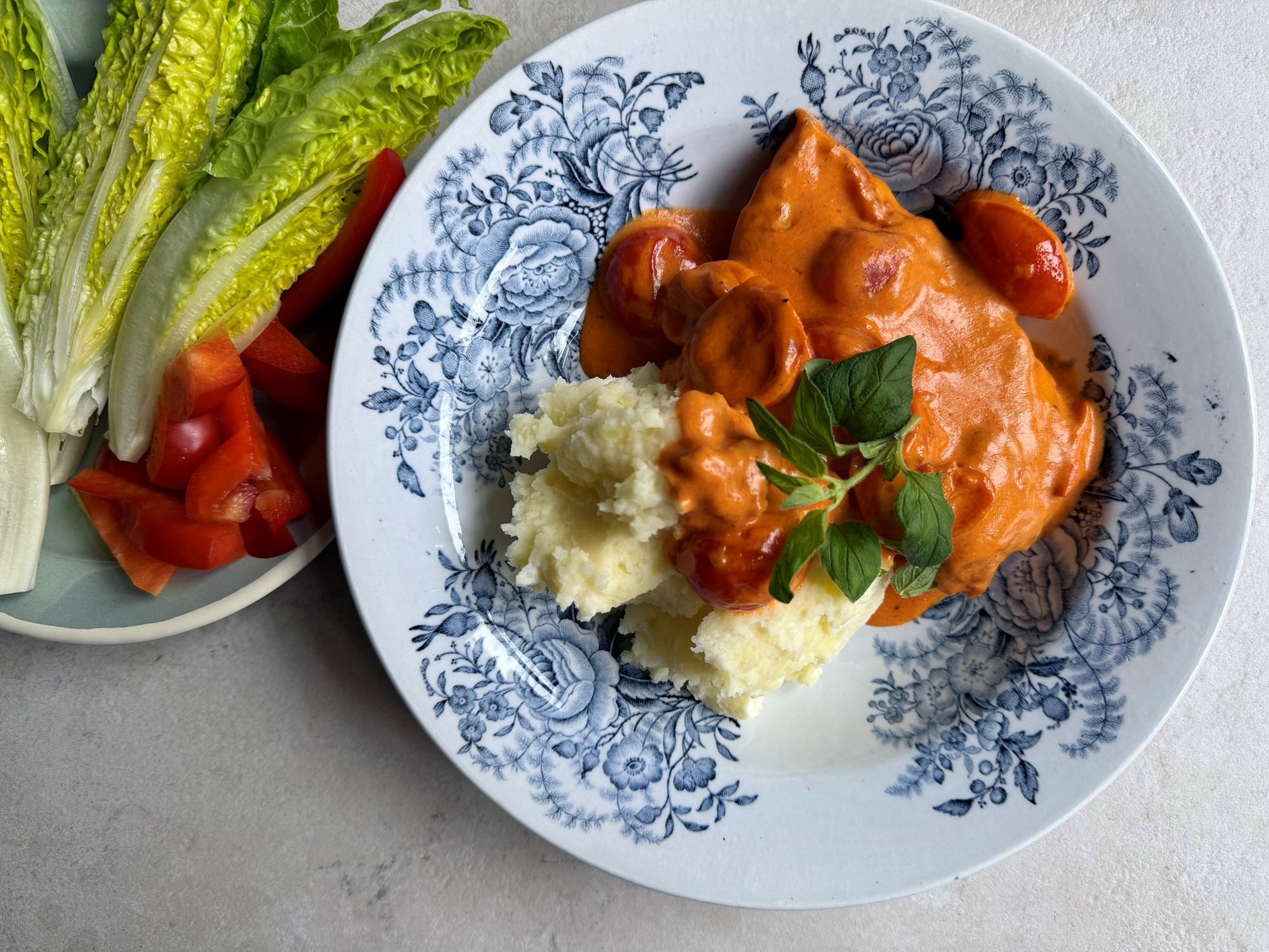 Kylling i cremet tomatsauce med kartoffelmos