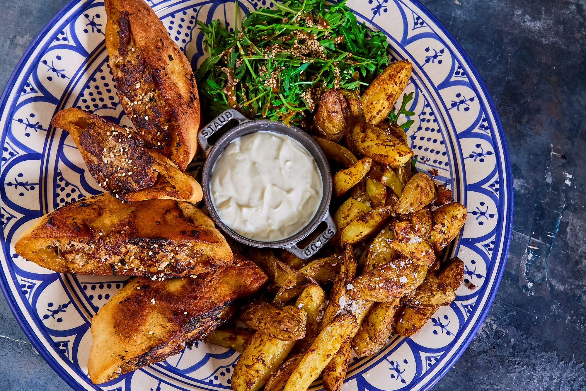 Arayes med stegte kartofler og rucola