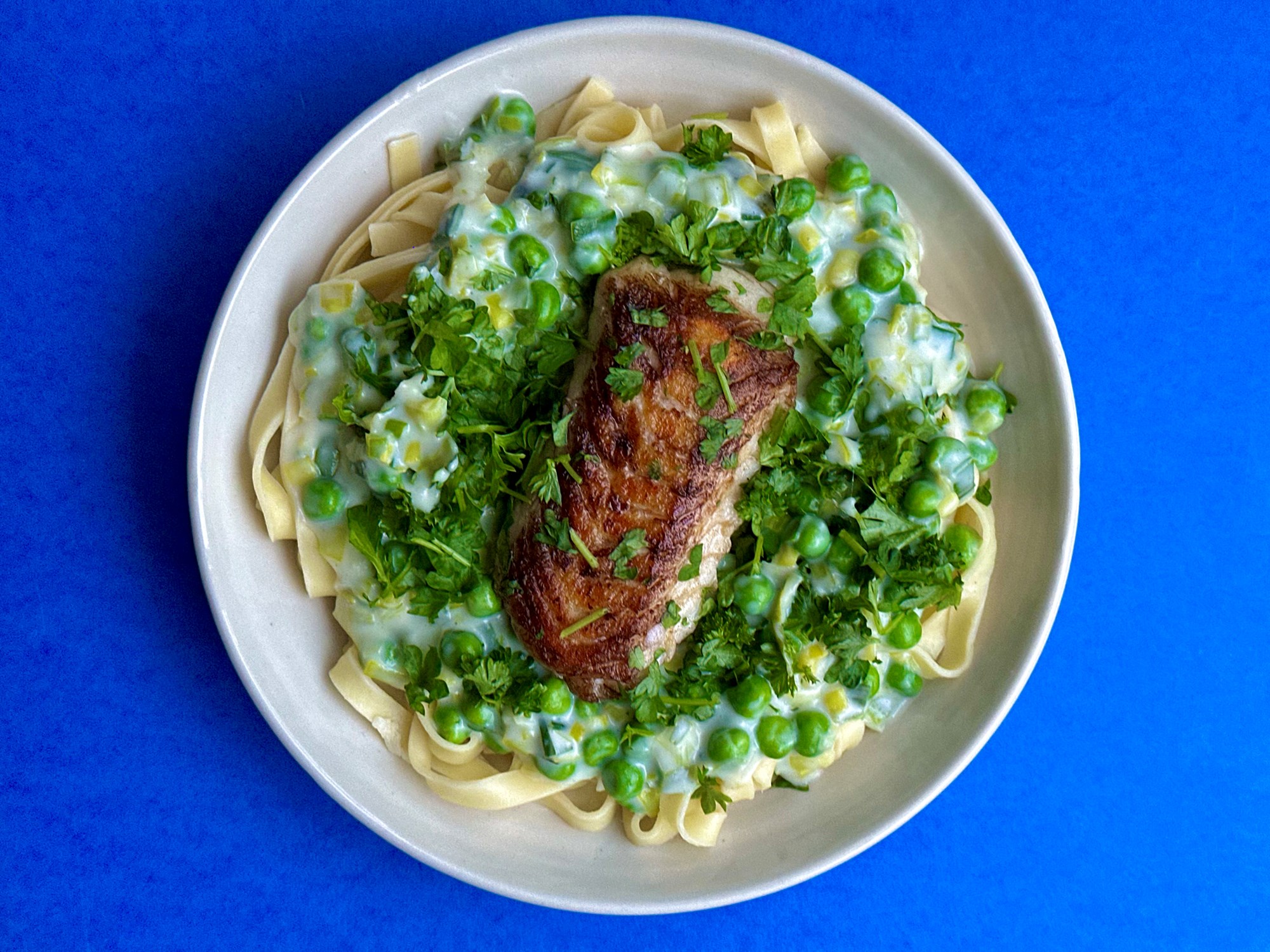 Stegt hvilling med pasta alfredo og persille