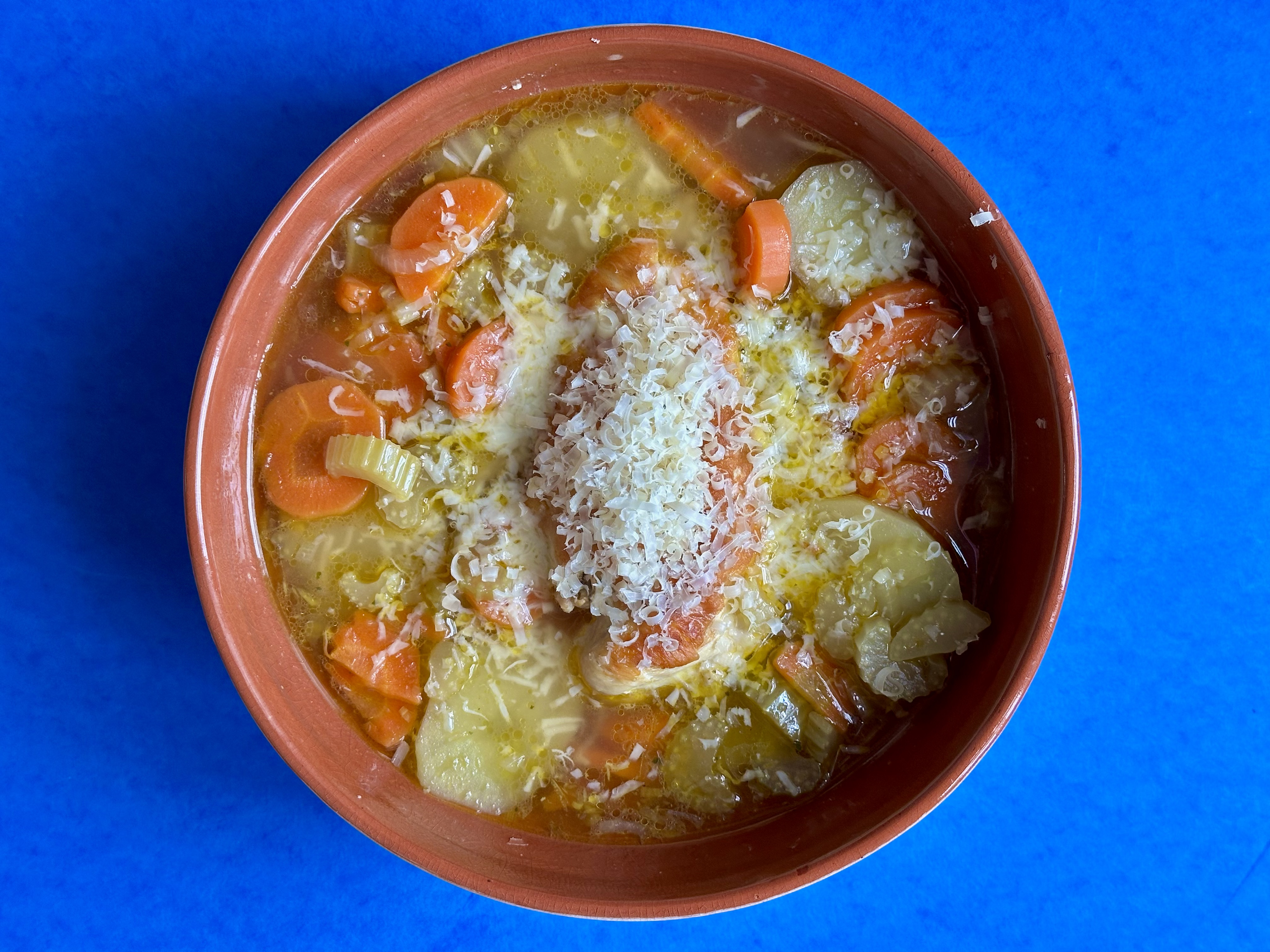 Hønsekødssuppe med kartofler, laurbær og citron