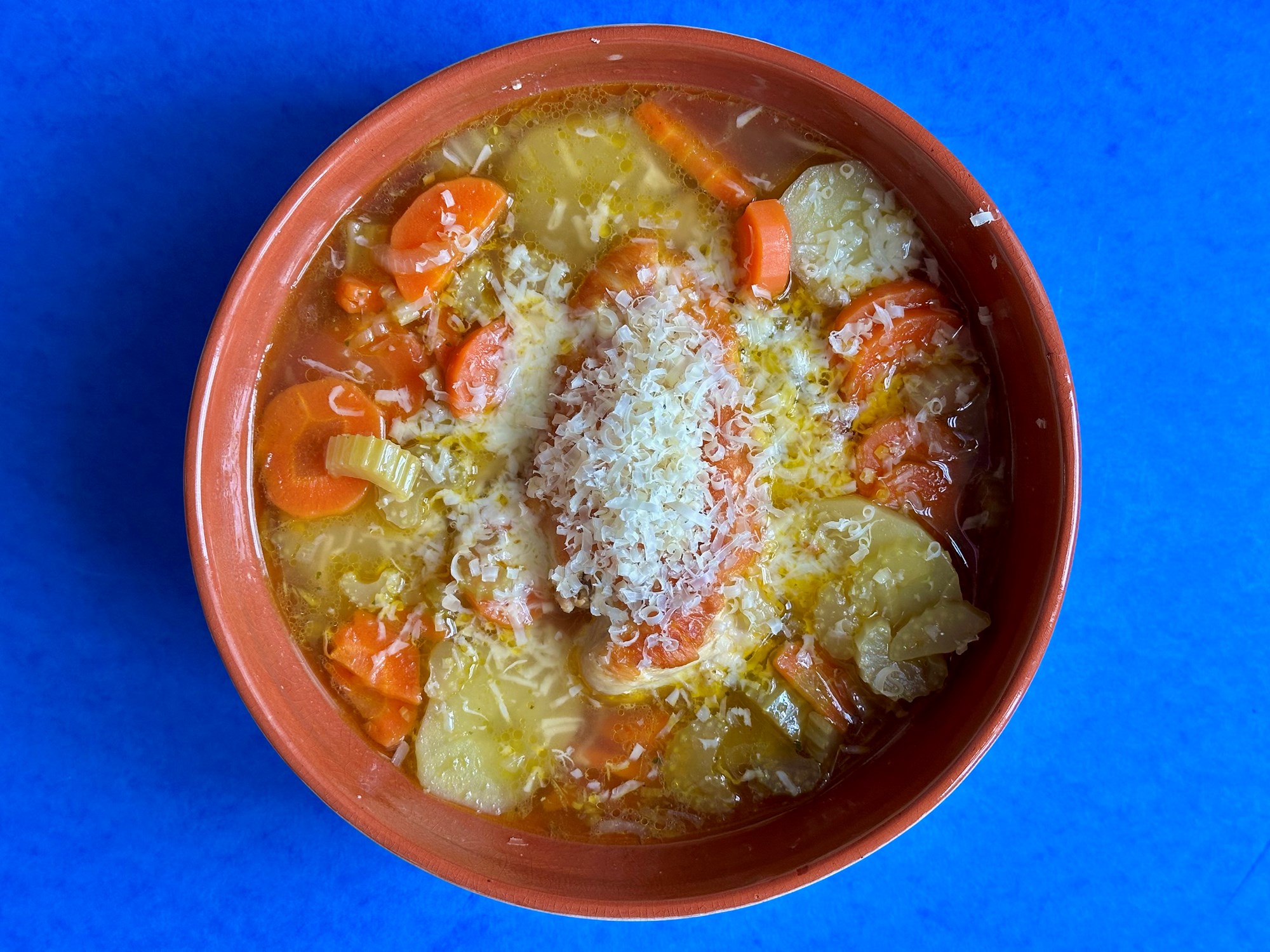 Hønsekødssuppe med kartofler, laurbær og citron
