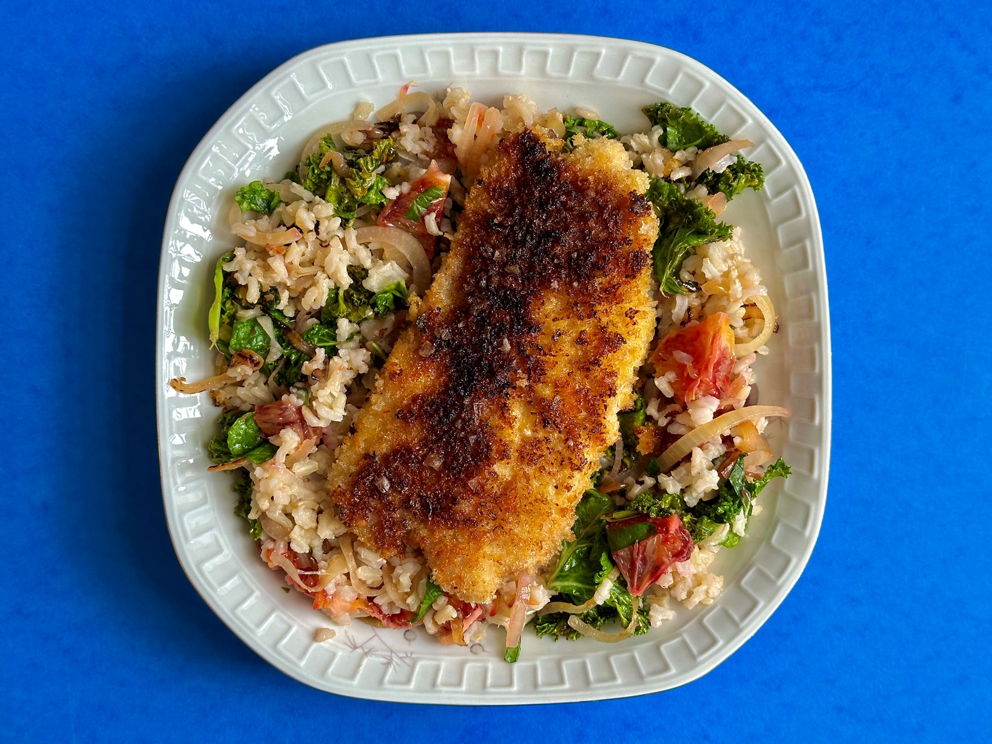 Sennepsstegt gris på mynteris med grønkål og appelsin