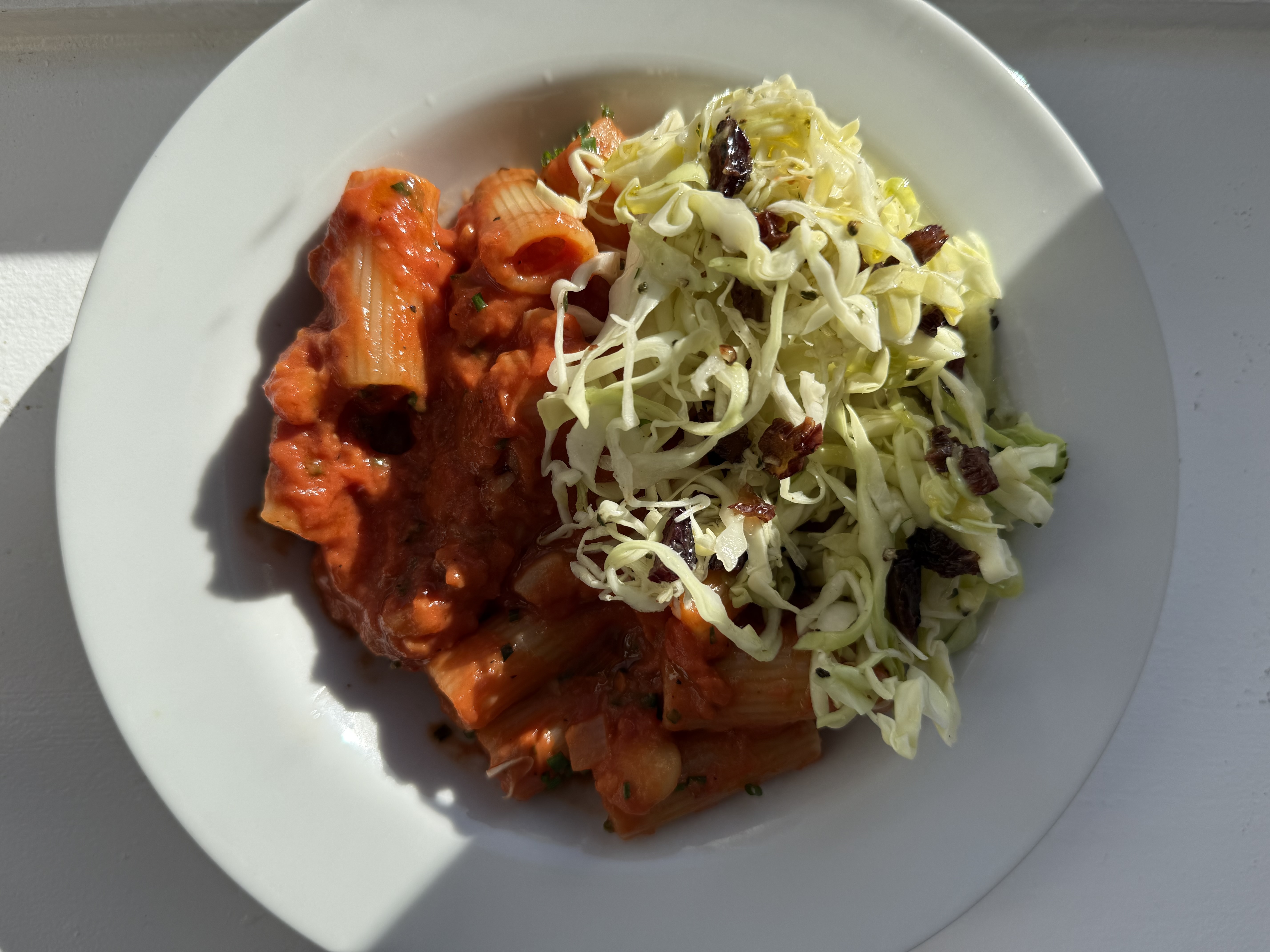 Krydret tomatpasta med spidskålssalat