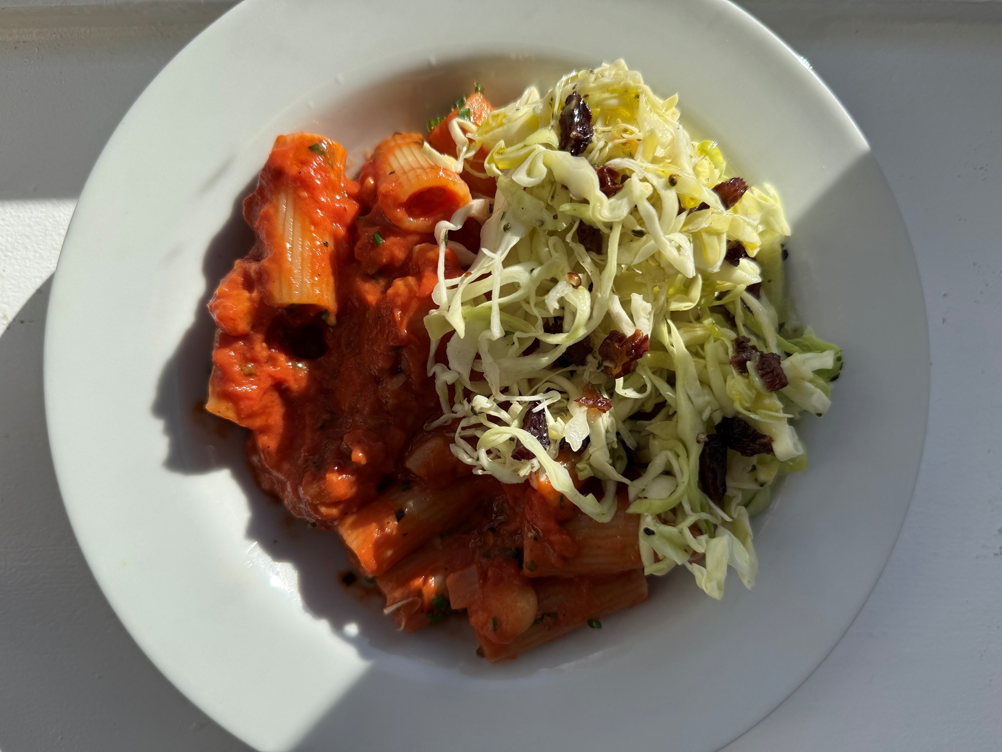 Krydret tomatpasta med spidskålssalat