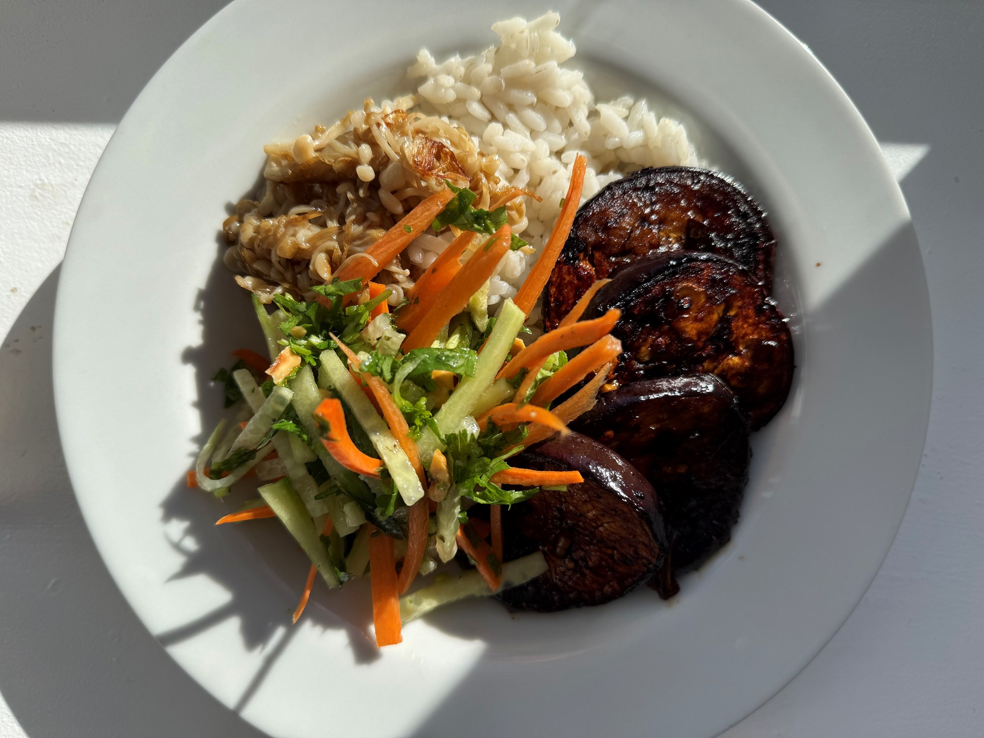 marineret aubergine med ris, spicy agurkesalat- og gulerodssalat