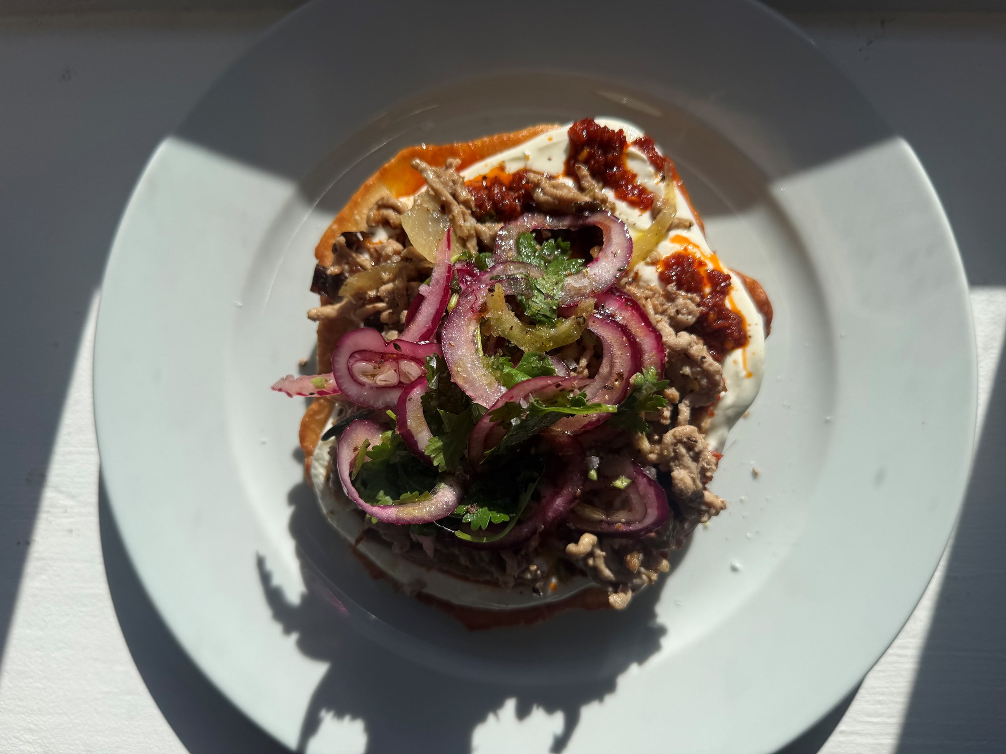 Fladbrød med gris, cremet aubergine, yoghurt og chili