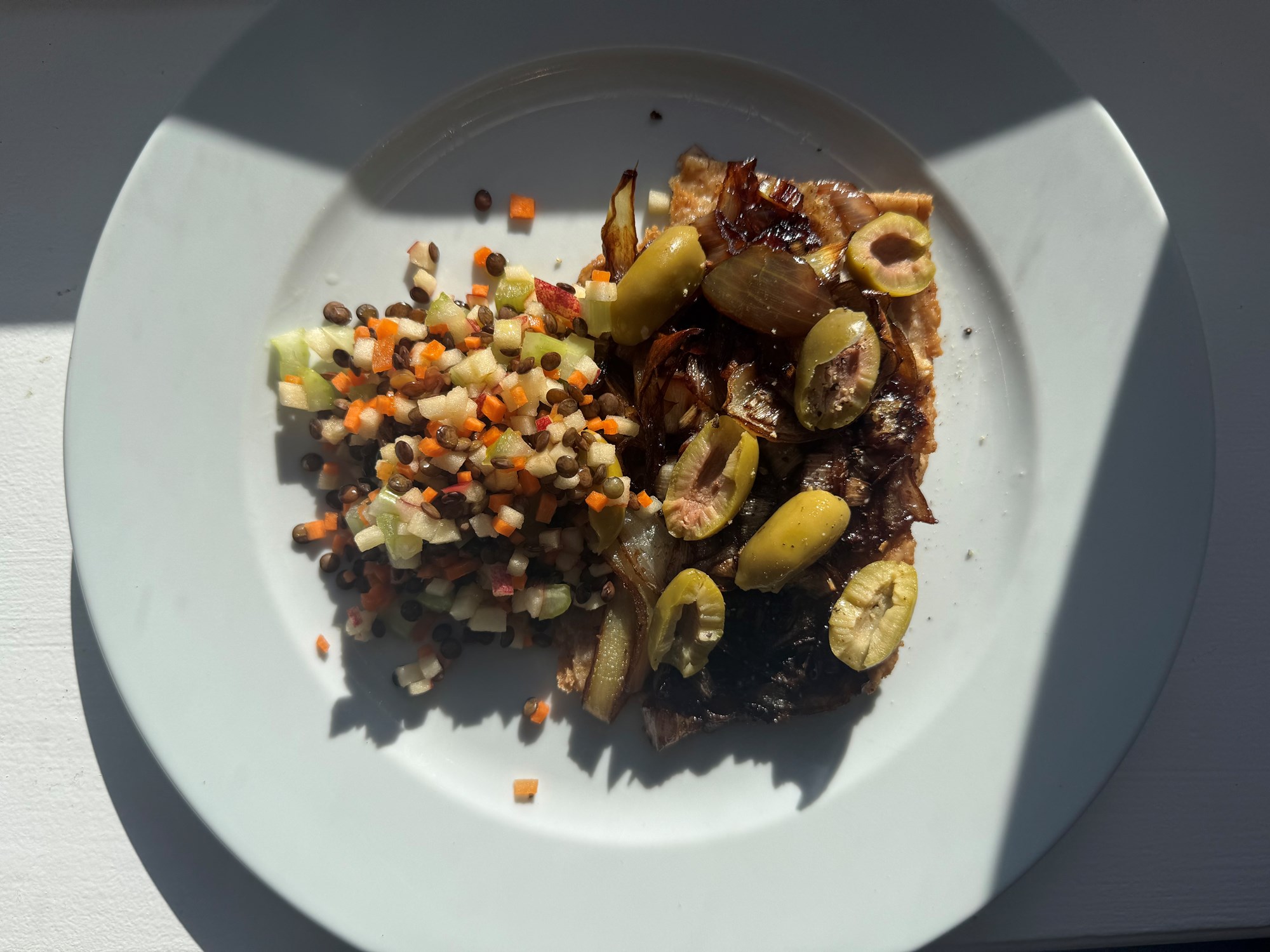 Butterdejstærte med løgkompot og linsesalat