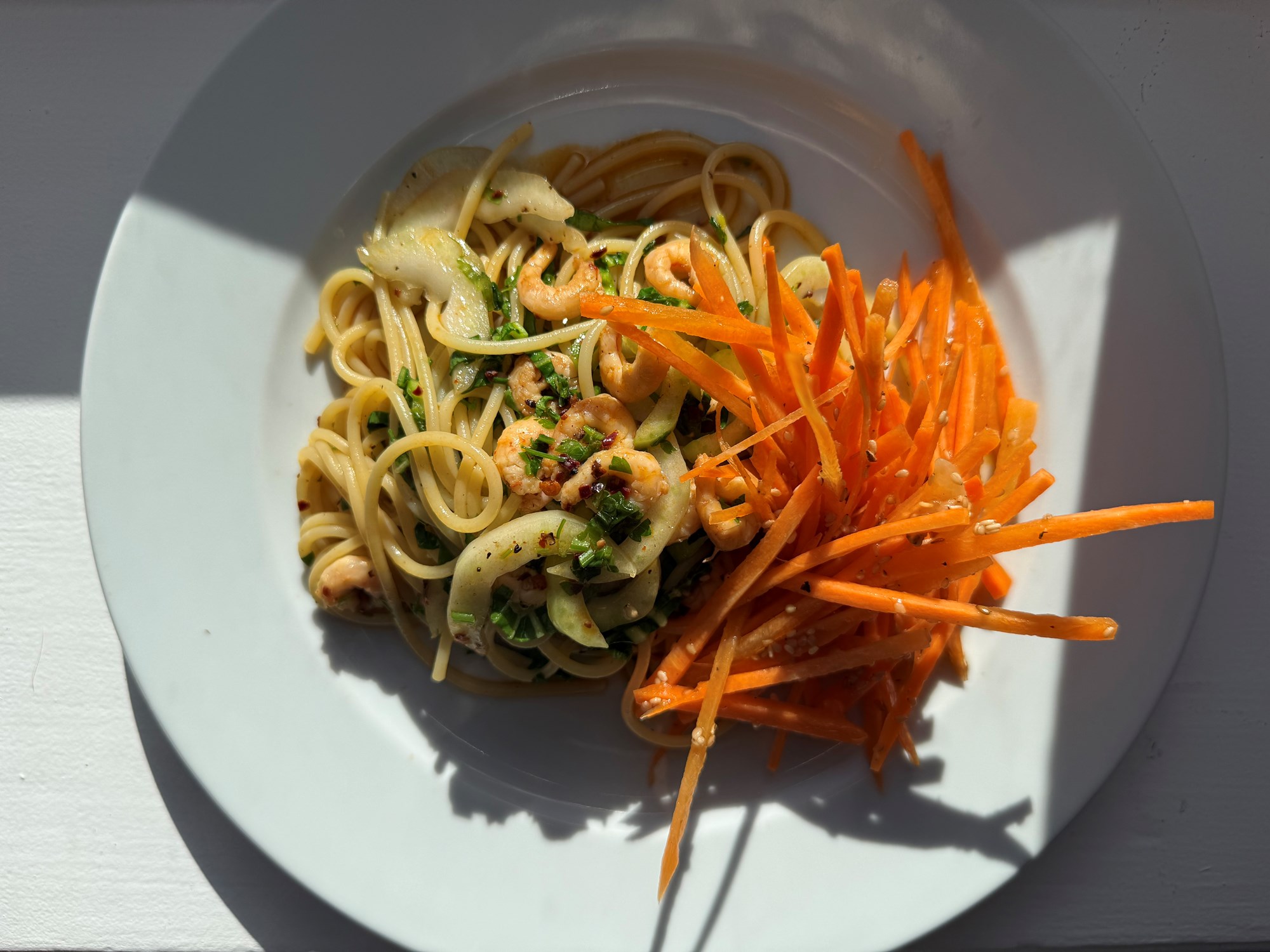 Pasta med stegte rejer og pak choy