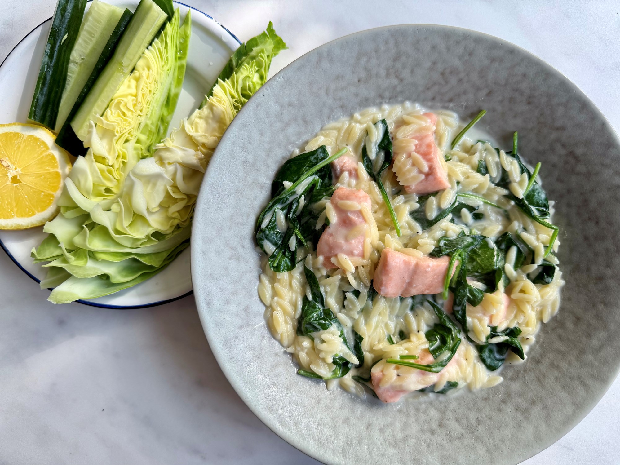 Laks og pasta i cremet sauce med babyspinat