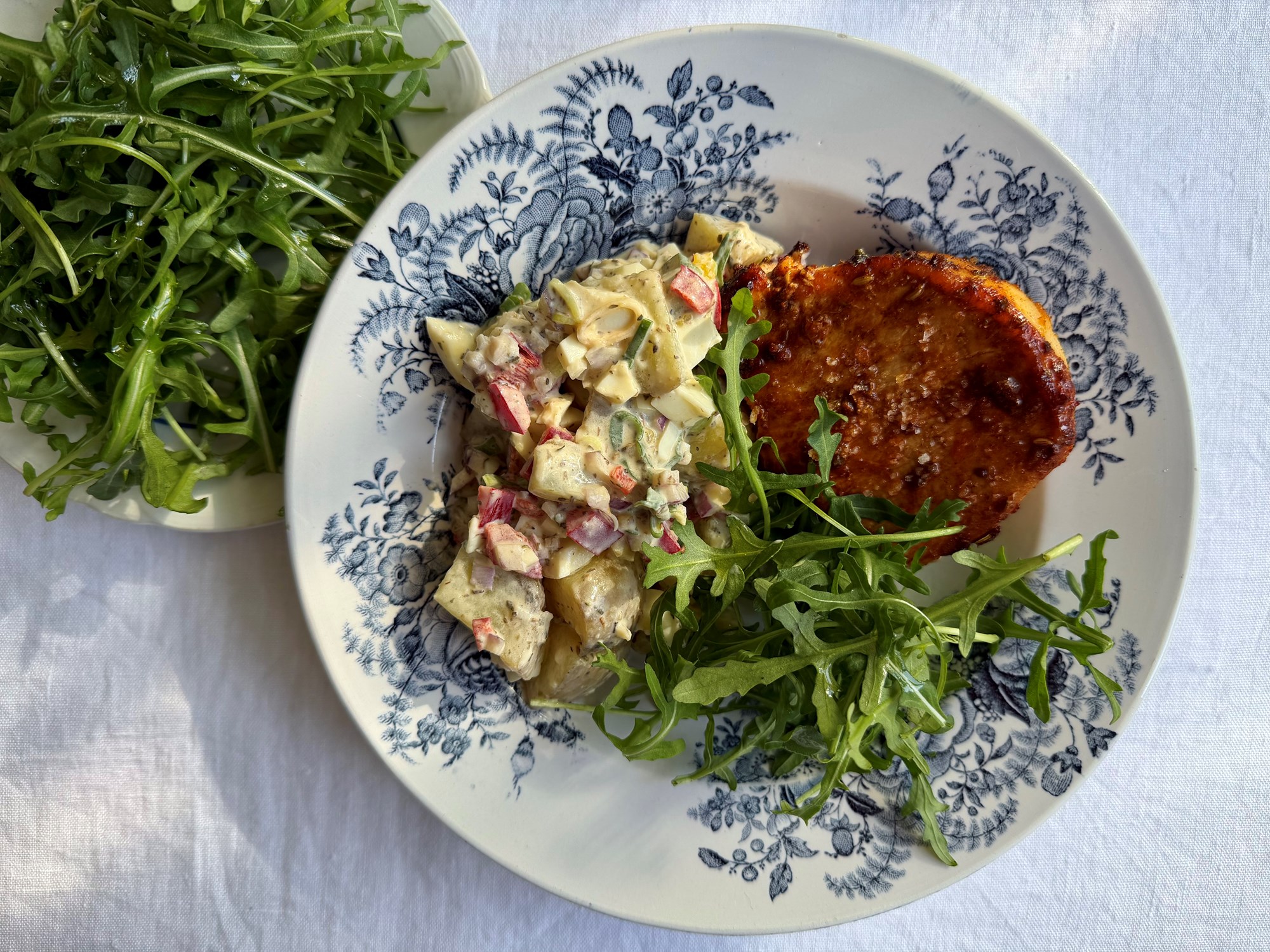 BBQ koteletter og rustik kartoffelsalat med æg og peberfrugt