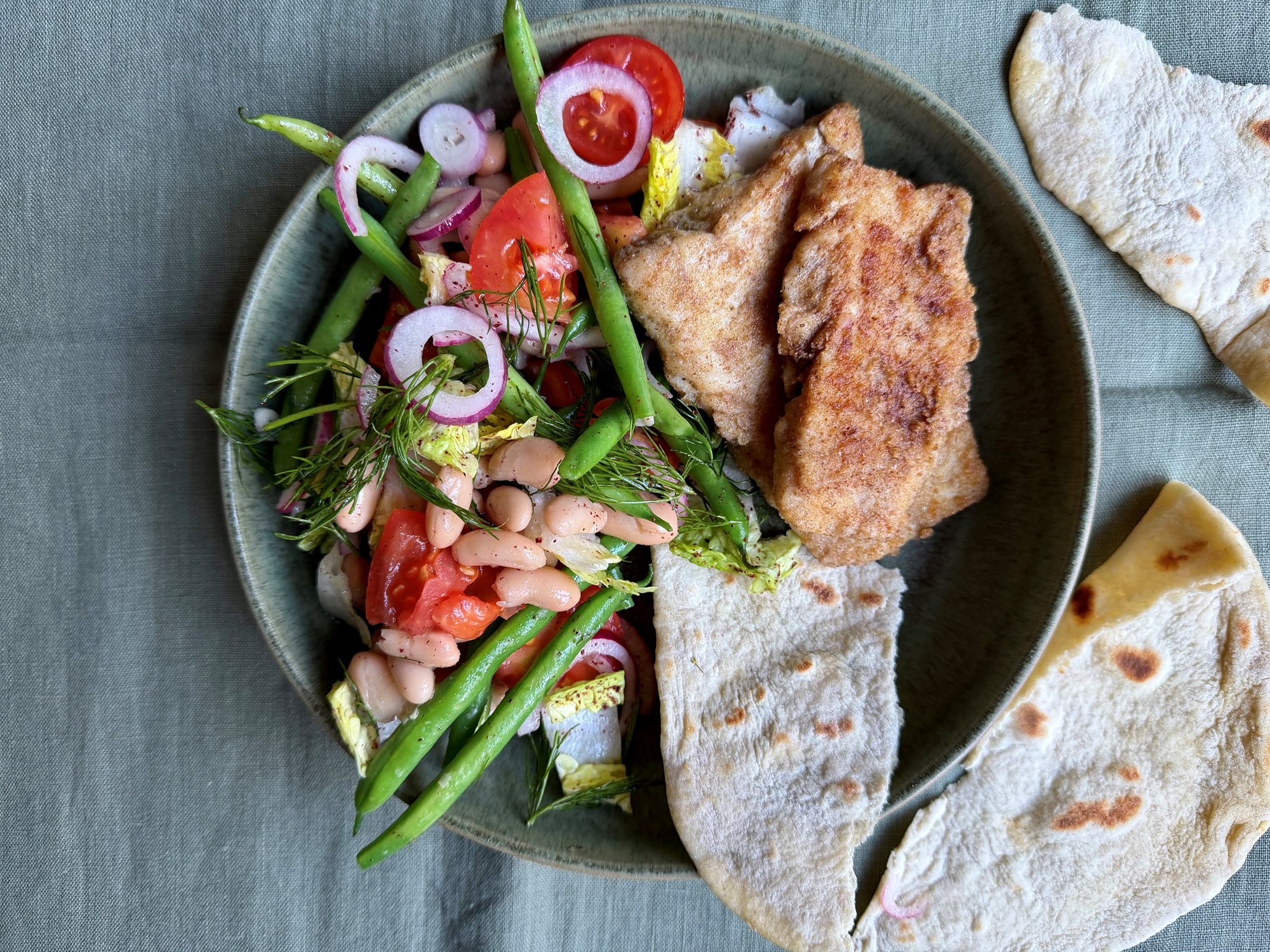 Kuller og tyrkisk bønne-og tomatsalat med sumak og lune fladbrød