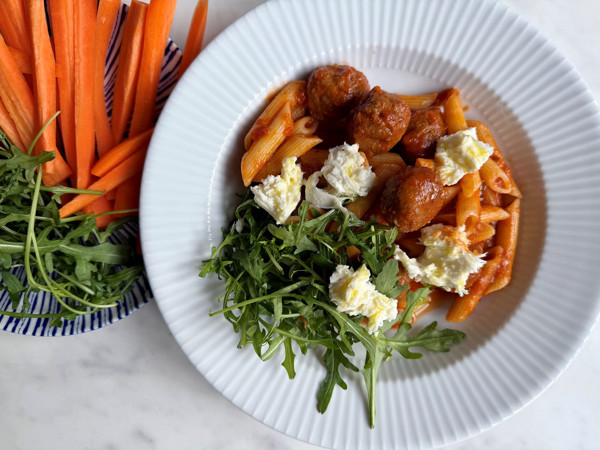 HEAT Italienske kødboller med pasta og mozzarella